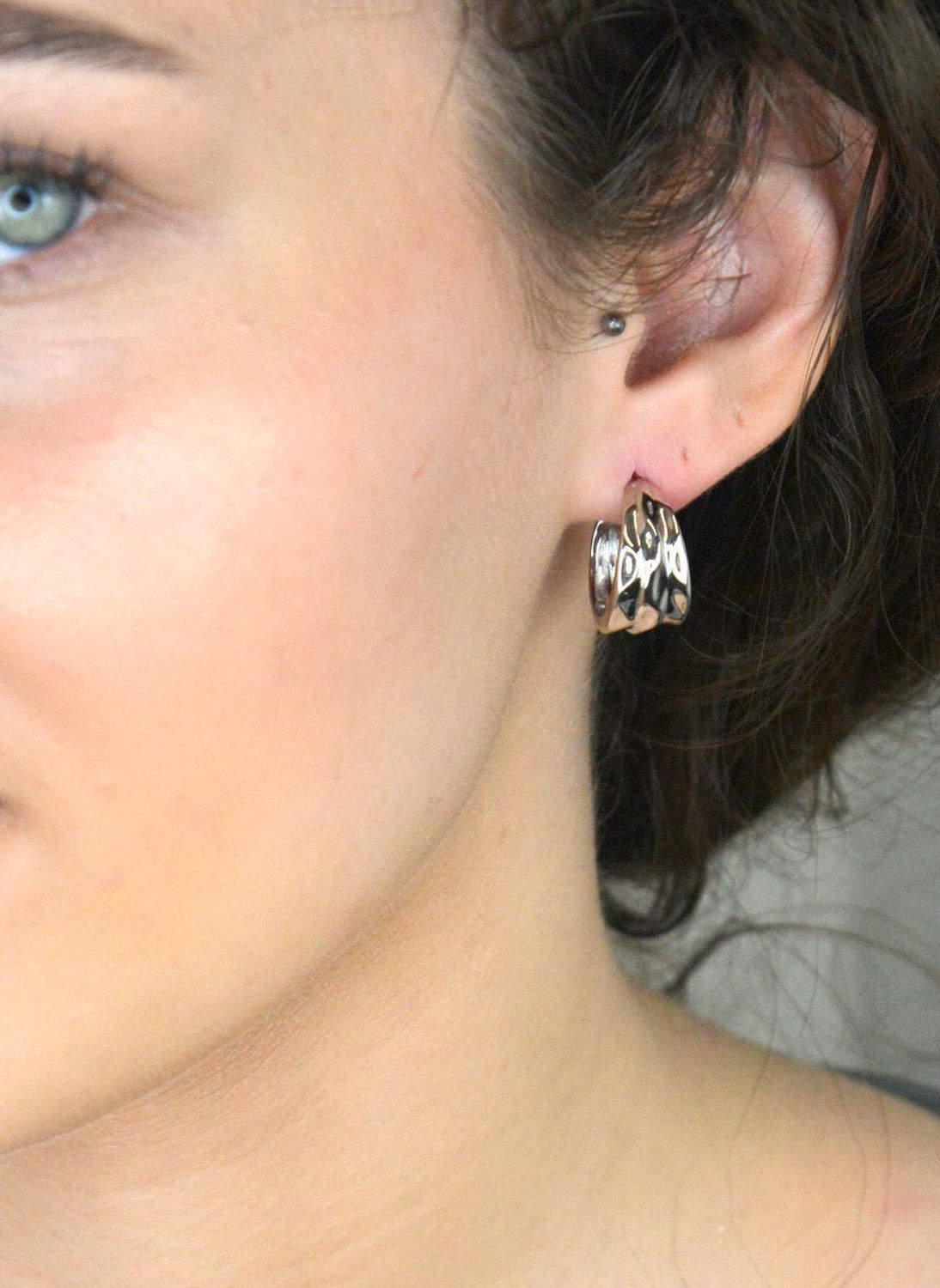 Kolczyki srebrne kółka z nieregularną powierzchnią pr 925, DIA-KLC-12799-925. Srebrne kolczyki koła zostały wykonane z najwyższej jakości srebra próby 925. Idealny prezent dla każdej kobiety.1.jpg