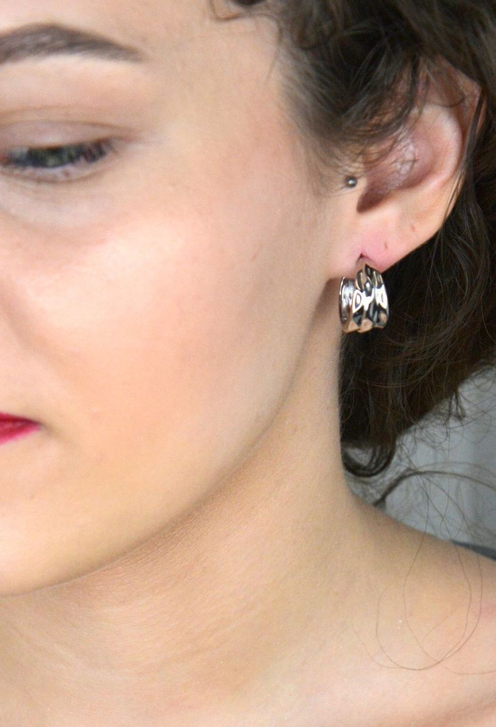 Kolczyki srebrne kółka z nieregularną powierzchnią pr 925, DIA-KLC-12799-925. Srebrne kolczyki koła zostały wykonane z najwyższej jakości srebra próby 925. Idealny prezent dla każdej kobiety.1.jpg