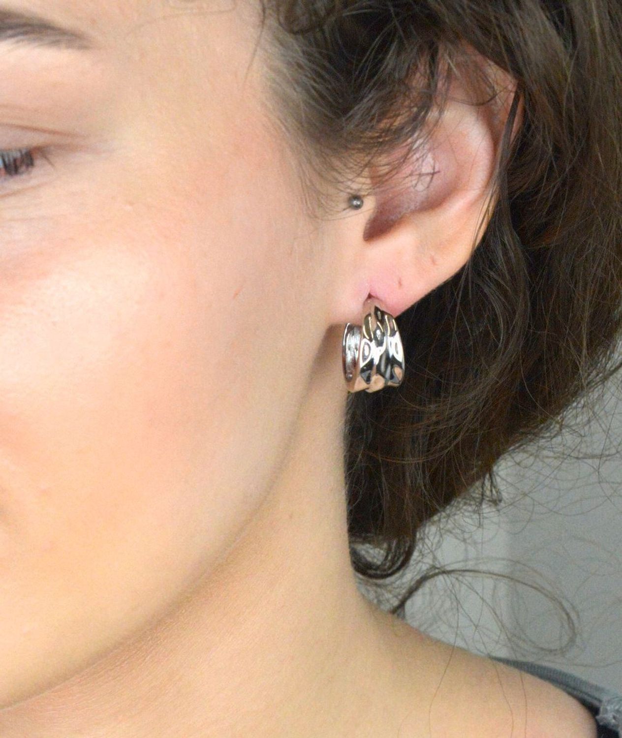 Kolczyki srebrne kółka z nieregularną powierzchnią pr 925, DIA-KLC-12799-925. Srebrne kolczyki koła zostały wykonane z najwyższej jakości srebra próby 925. Idealny prezent dla każdej kobiety.1.jpg