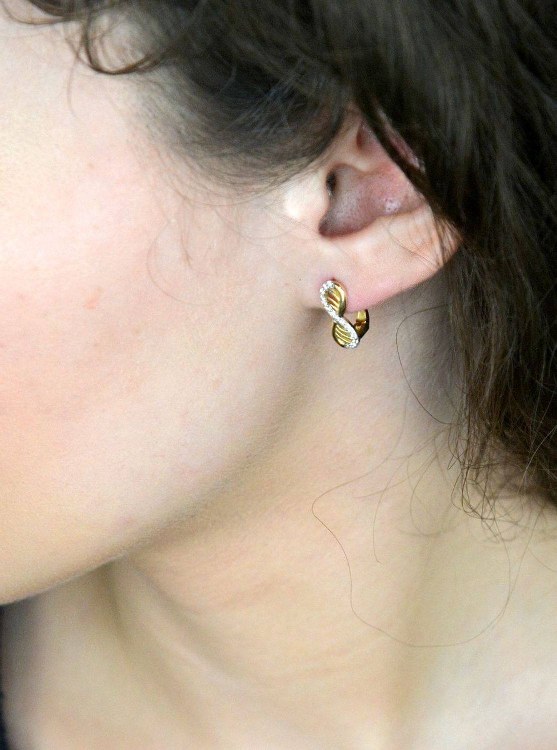 Kolczyki złote nieskończoność z cyrkonią zap.ang. pr 585, DIA-KLC-1280-585 Te eleganckie kolczyki w kształcie symbolu nieskończoności to połączenie klasyki z subtelnym blaskiem. 1.jpg