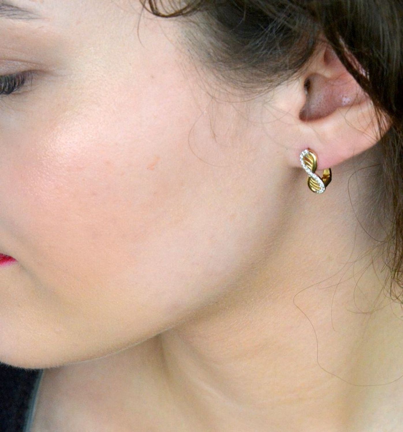 Kolczyki złote nieskończoność z cyrkonią zap.ang. pr 585, DIA-KLC-1280-585 Te eleganckie kolczyki w kształcie symbolu nieskończoności to połączenie klasyki z subtelnym blaskiem. 1.jpg