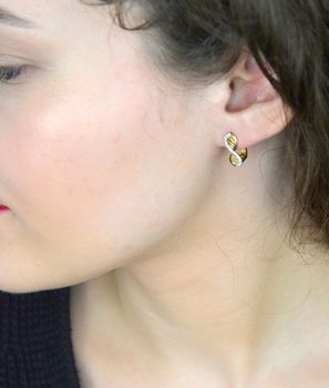 Kolczyki złote nieskończoność z cyrkonią zap.ang. pr 585, DIA-KLC-1280-585 Te eleganckie kolczyki w kształcie symbolu nieskończoności to połączenie klasyki z subtelnym blaskiem (1).JPG