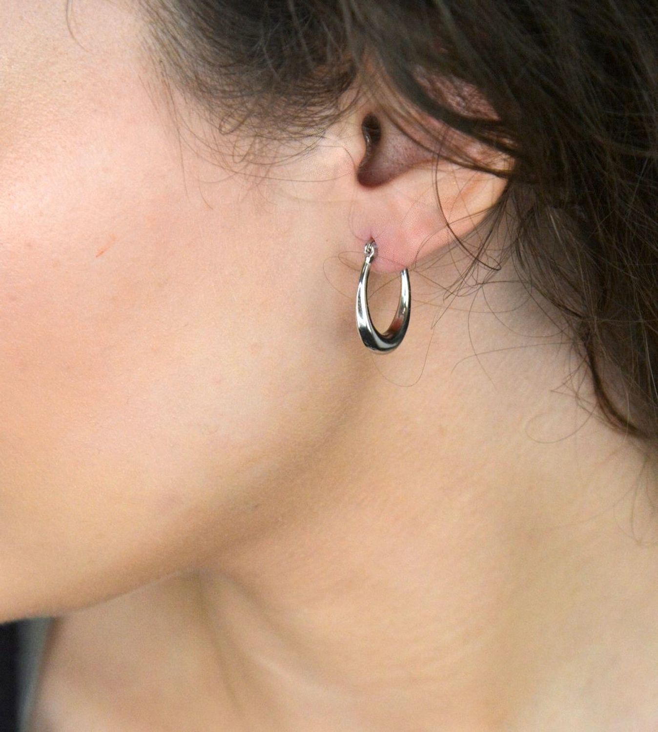 Kolczyki srebrne owalne pr 925, DIA-KLC-12800-925 Srebrne kolczyki zostały wykonane z najwyższej jakości srebra próby 925. Kolczyki owalne, klasyczne o gładkiej 1.jpg