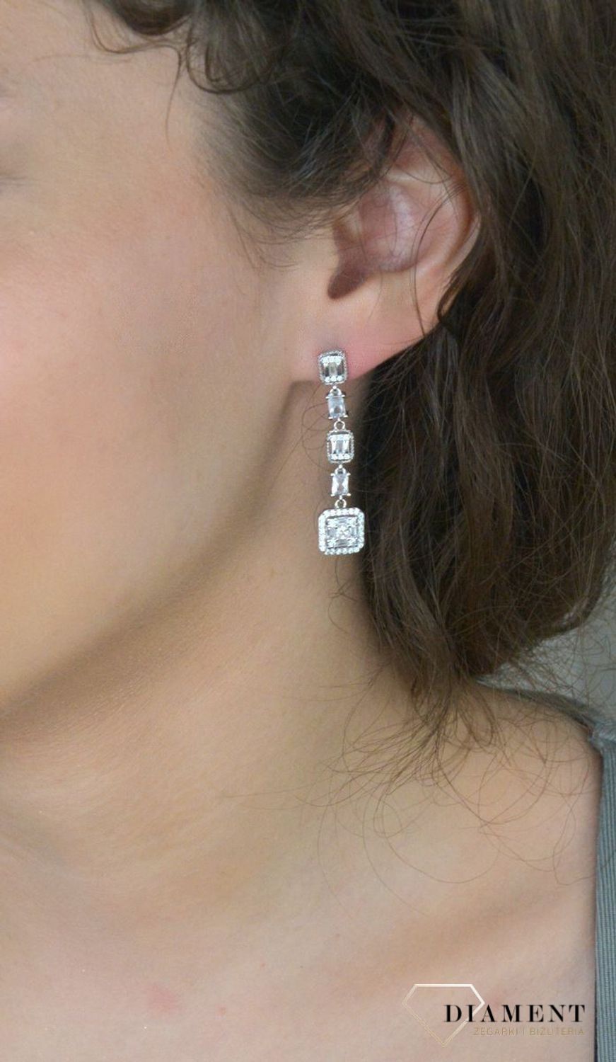 Kolczyki srebrne wiszące z cyrkoniami pr 925, DIA-KLC-12801-925. Srebrne kolczyki wiszące zostały wykonane z najwyższej jakości srebra próby 925, ozdobione białą cyrkonią.1.jpg