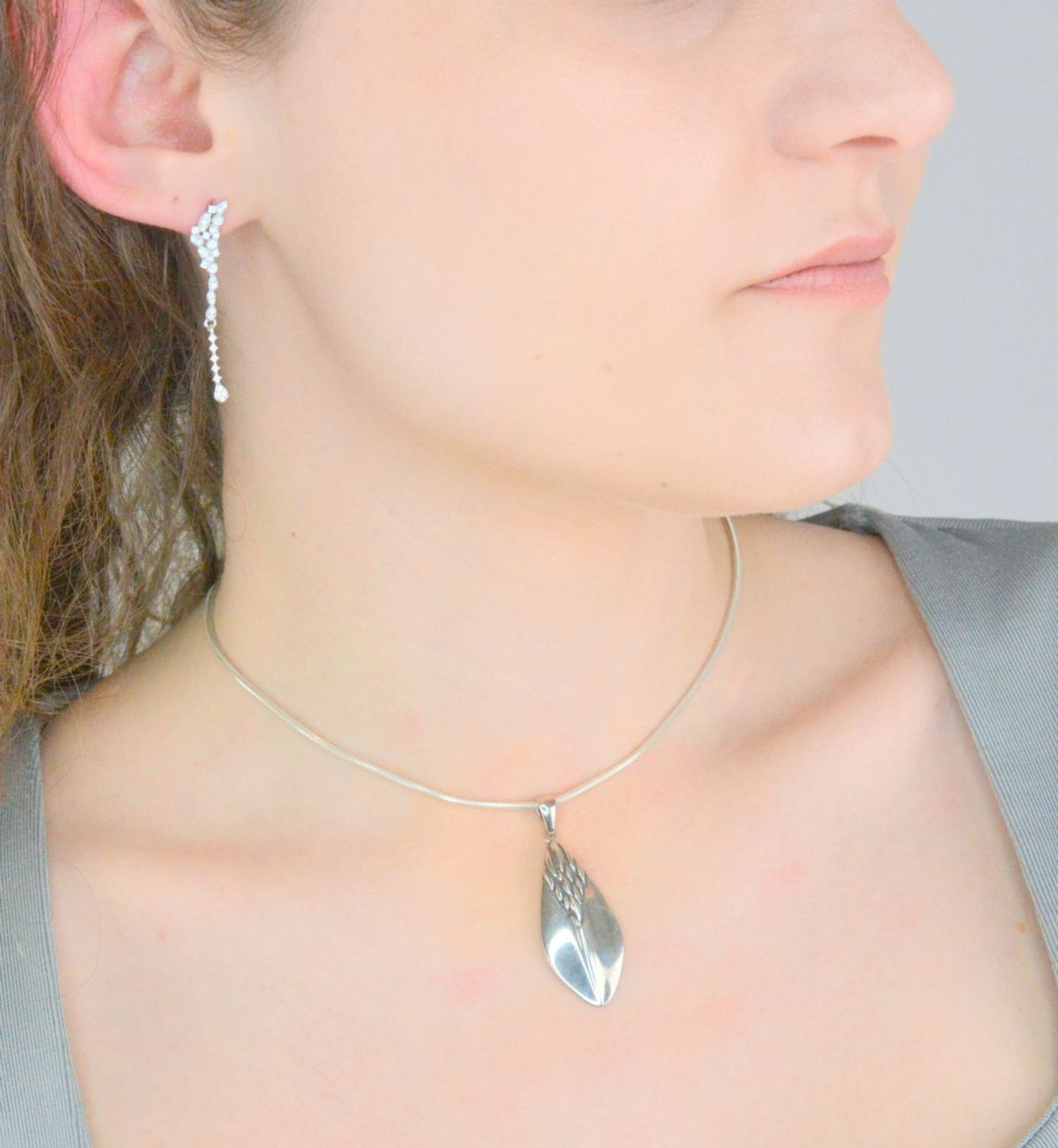 Kolczyki srebrne wiszące z cyrkoniami pr 925, DIA-KLC-12802-925. Srebrne kolczyki wiszące zostały wykonane z najwyższej jakości srebra próby 925, ozdobione cyrkonią białą. Idealny prezent dla każdej kobiety.1.jpg