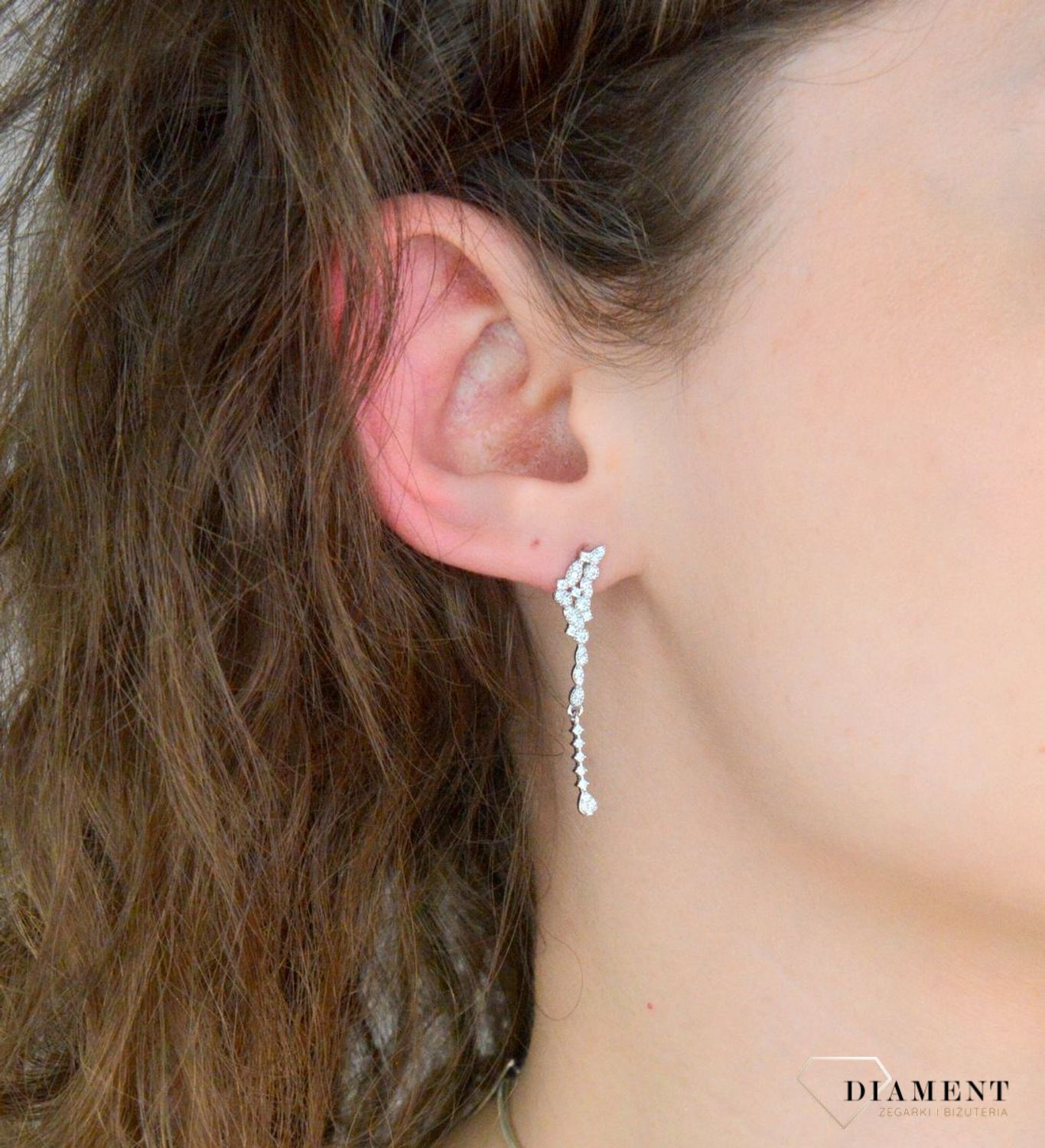 Kolczyki srebrne wiszące z cyrkoniami pr 925, DIA-KLC-12802-925. Srebrne kolczyki wiszące zostały wykonane z najwyższej jakości srebra próby 925, ozdobione cyrkonią białą. Idealny prezent dla każdej kobiety.1.jpg