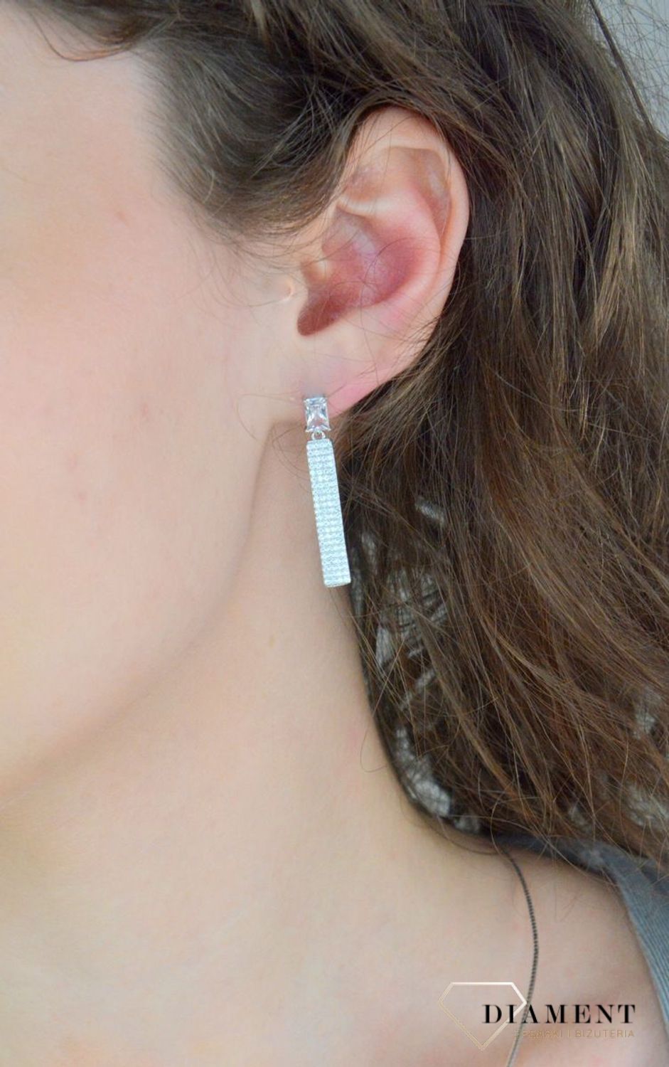 Kolczyki srebrne wiszące z cyrkoniami pr 925, DIA-KLC-12804-925 Srebrne kolczyki wiszące blaszki zostały wykonane z najwyższej jakości srebra próby 925, ozdobione cyrkoniami. Idealny prezent dla każdej kobiety1.jpg