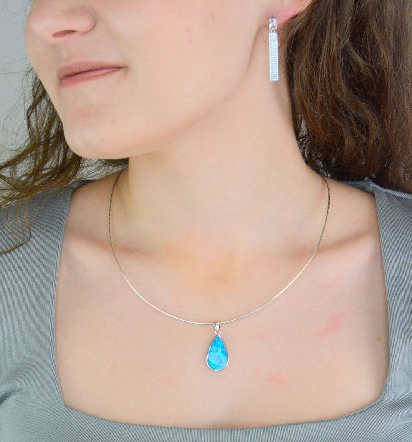 Kolczyki srebrne wiszące z cyrkoniami pr 925, DIA-KLC-12804-925 Srebrne kolczyki wiszące blaszki zostały wykonane z najwyższej jakości srebra próby 925, ozdobione cyrkoniami. Idealny prezent dla każdej kobiety1.jpg