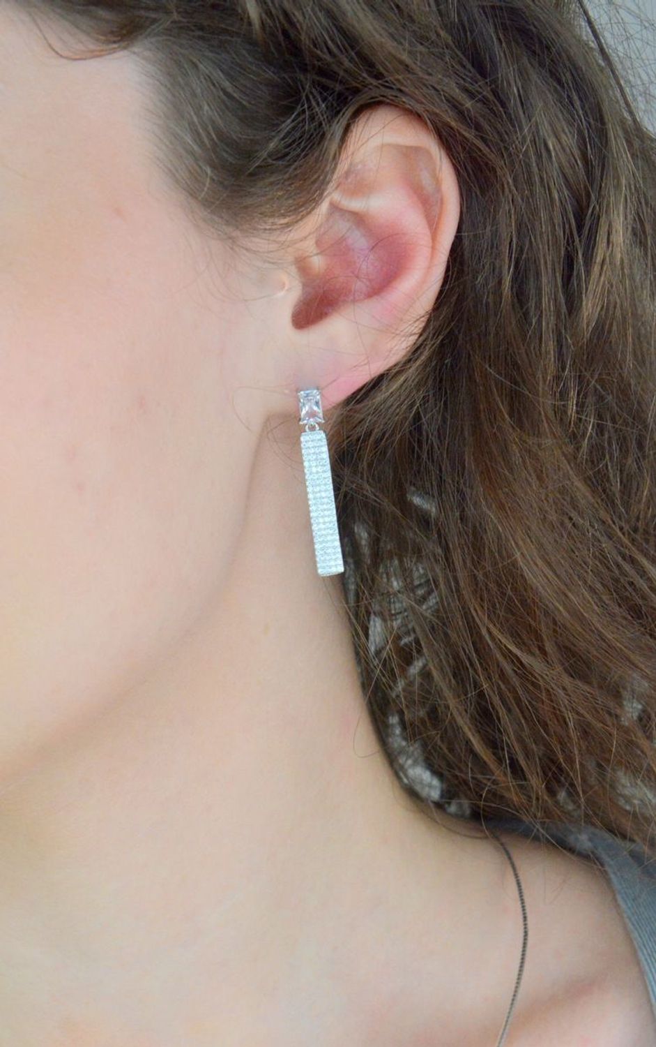 Kolczyki srebrne wiszące z cyrkoniami pr 925, DIA-KLC-12804-925 Srebrne kolczyki wiszące blaszki zostały wykonane z najwyższej jakości srebra próby 925, ozdobione cyrkoniami. Idealny prezent dla każdej kobiety1.jpg