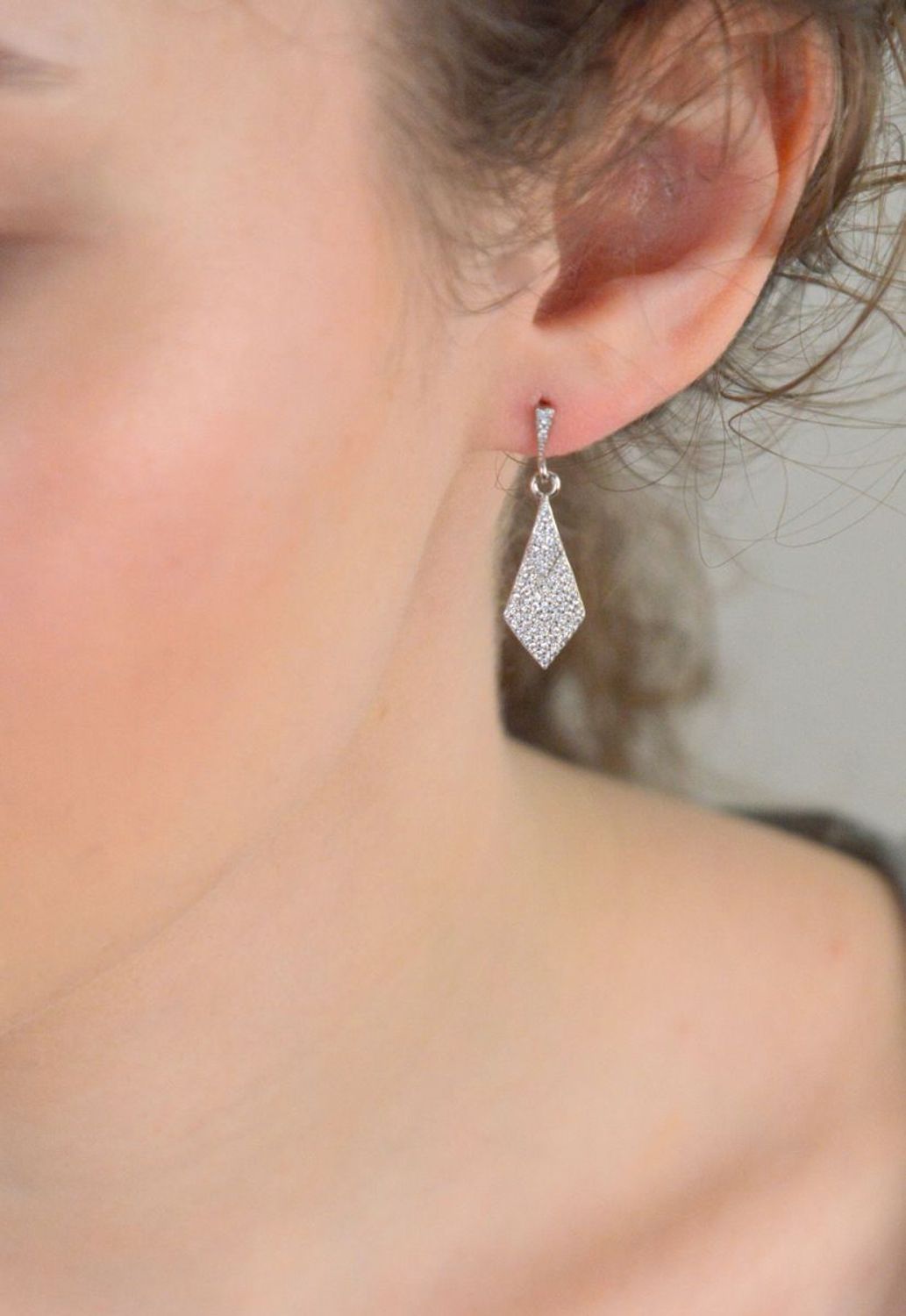 Kolczyki srebrne wiszące wypełnione cyrkoniami pr 925, DIA-KLC-12805-925 Srebrne kolczyki wiszące w kształcie rombu zostały wykonane z najwyższej jakości srebra próby 925, 1.jpg