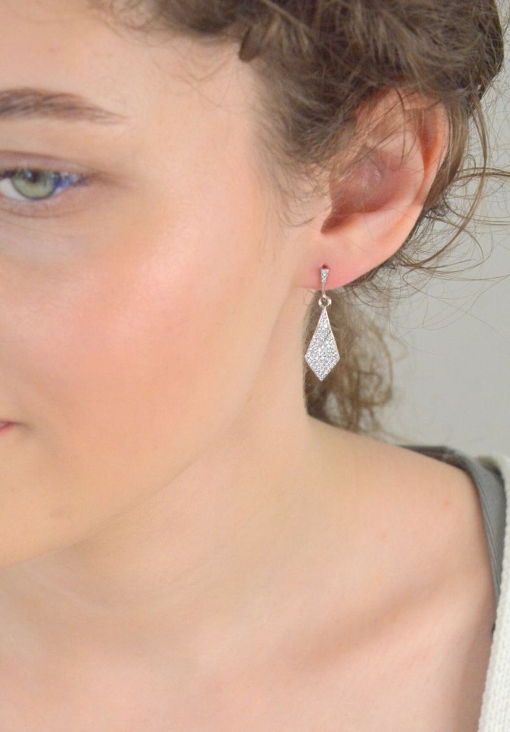 Kolczyki srebrne wiszące wypełnione cyrkoniami pr 925, DIA-KLC-12805-925 Srebrne kolczyki wiszące w kształcie rombu zostały wykonane z najwyższej jakości srebra próby 925, 1.jpg