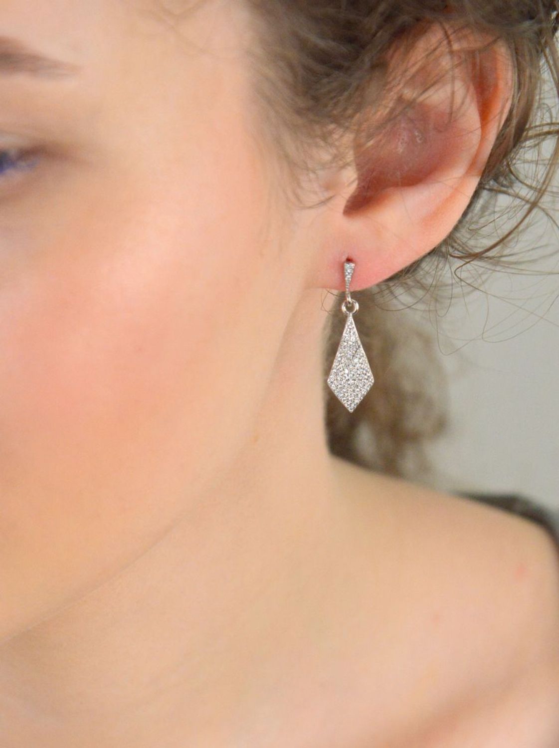Kolczyki srebrne wiszące wypełnione cyrkoniami pr 925, DIA-KLC-12805-925 Srebrne kolczyki wiszące w kształcie rombu zostały wykonane z najwyższej jakości srebra próby 925, 1.jpg