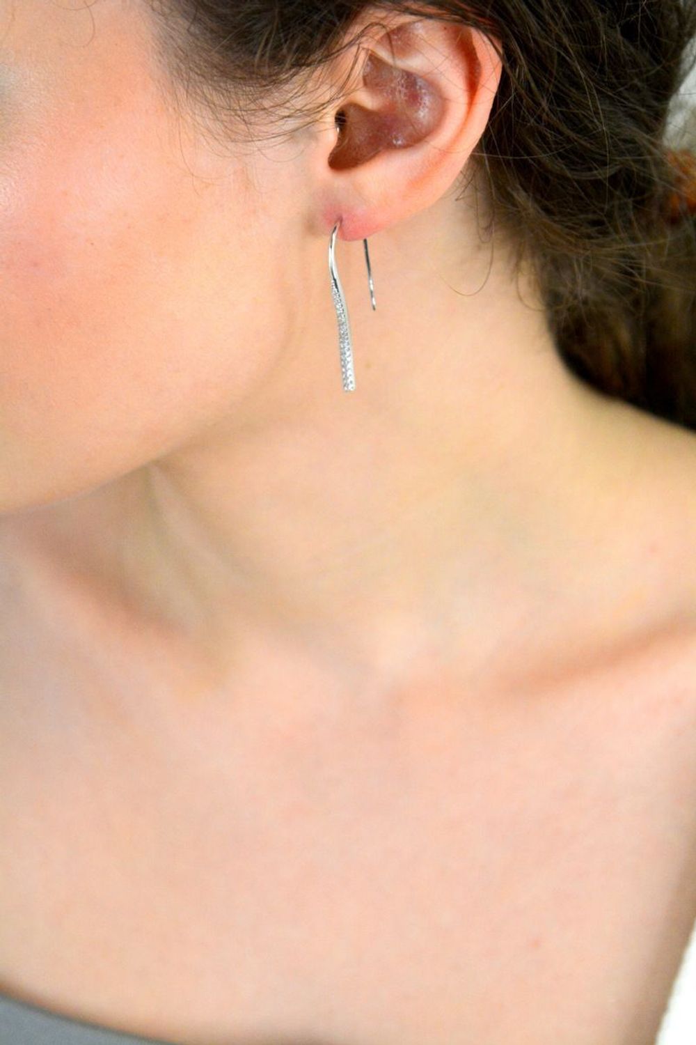 Kolczyki srebrne z cyrkonią pr 925, DIA-KLC-12807-925 Srebrne kolczyki wiszące sztywne patyczki zostały wykonane z najwyższej jakości srebra próby 925, ozdobione cyrkonią. 1.jpg