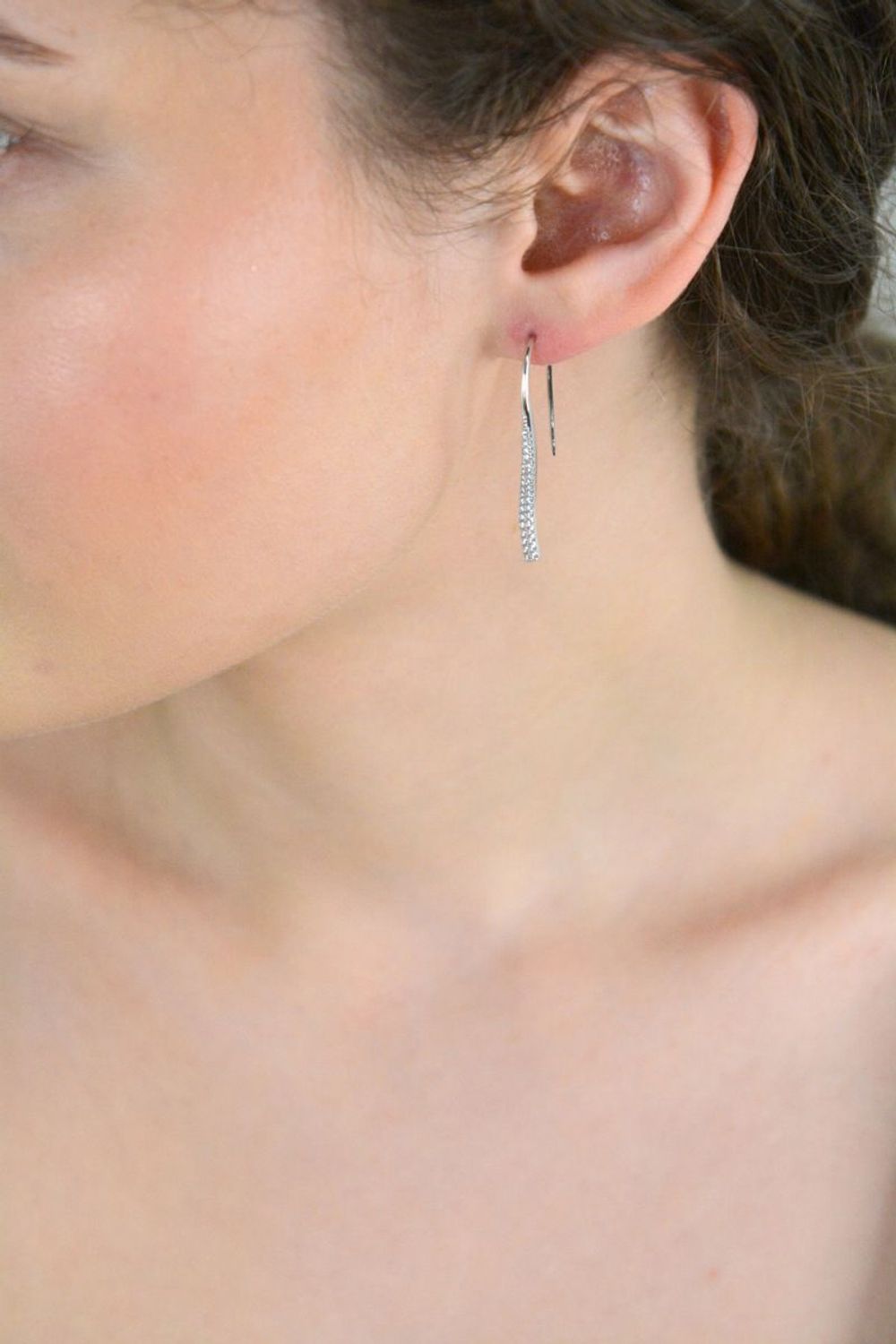 Kolczyki srebrne z cyrkonią pr 925, DIA-KLC-12807-925 Srebrne kolczyki wiszące sztywne patyczki zostały wykonane z najwyższej jakości srebra próby 925, ozdobione cyrkonią. 1.jpg