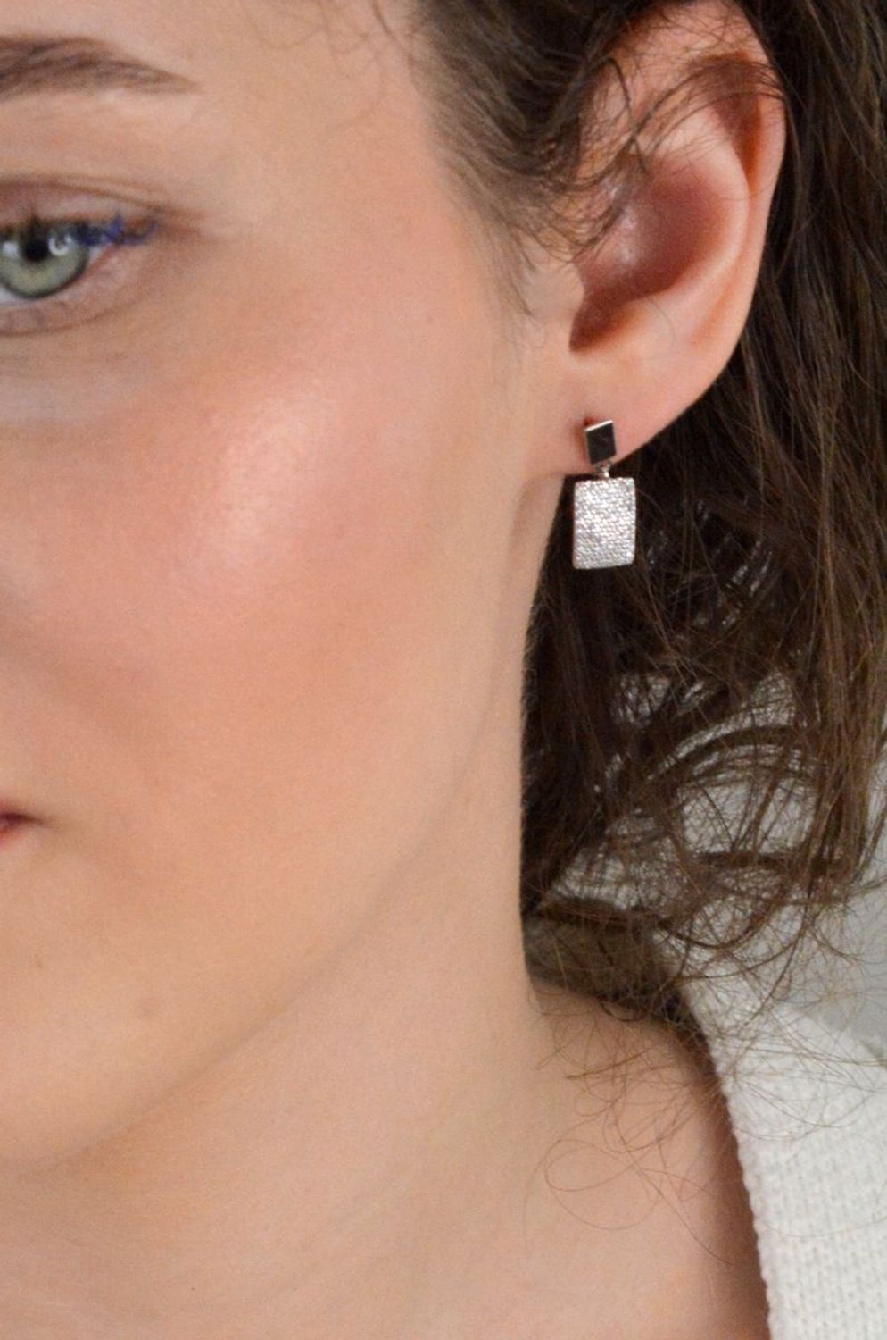 Kolczyki srebrne wiszące blaszki wypełnione cyrkoniami pr 925, DIA-KLC-12808-925 Srebrne kolczyki wiszące blaszki zostały wykonane z najwyższej jakości srebra próby 925, ozdobione cyrkonią. 1.jpg