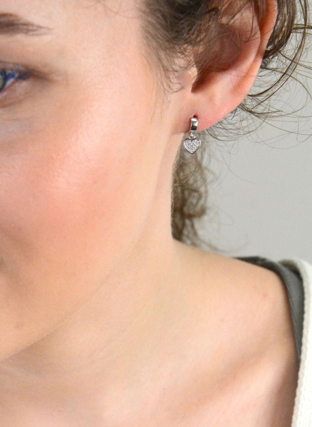 Kolczyki srebrne wiszące dla dziewczynki kółeczka z serduszkami próba 925, DIA-KLC-12809-925 Urocze i pełne wdzięku – kolczyki srebrne wiszące dla dziewczynki z motywem serduszka,1.jpg