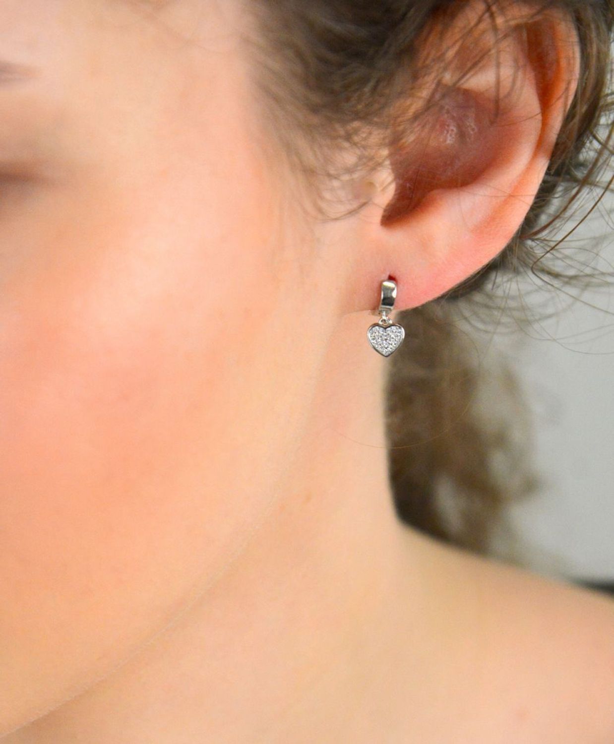 Kolczyki srebrne wiszące dla dziewczynki kółeczka z serduszkami próba 925, DIA-KLC-12809-925 Urocze i pełne wdzięku – kolczyki srebrne wiszące dla dziewczynki z motywem serduszka,1.jpg