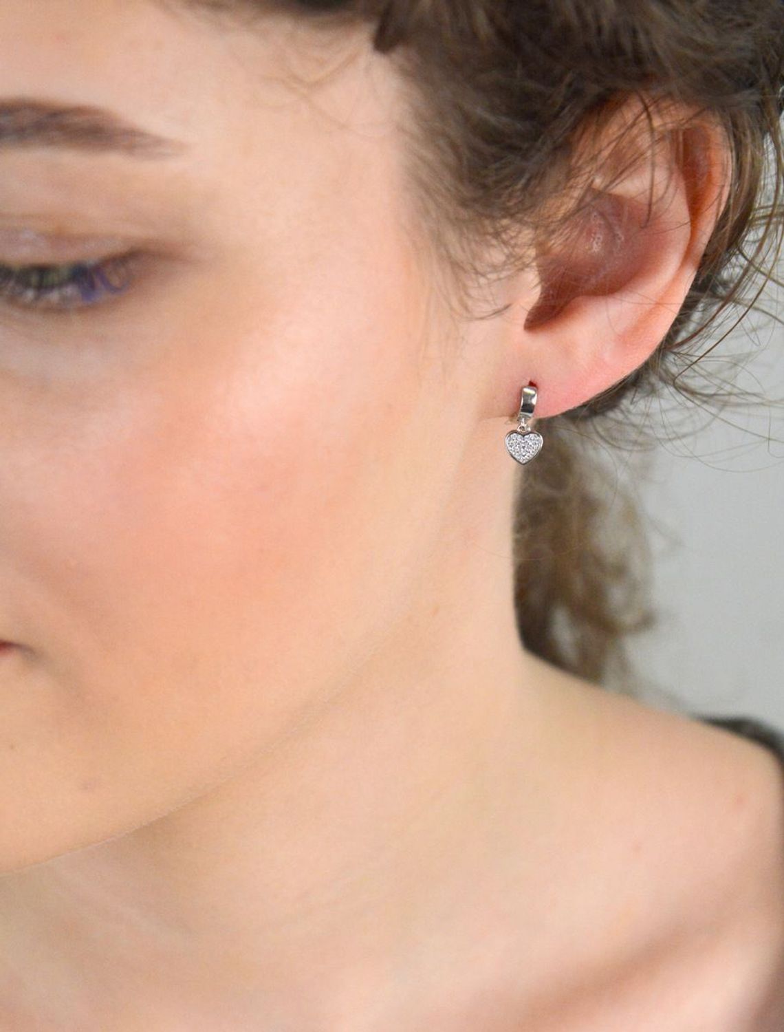 Kolczyki srebrne wiszące dla dziewczynki kółeczka z serduszkami próba 925, DIA-KLC-12809-925 Urocze i pełne wdzięku – kolczyki srebrne wiszące dla dziewczynki z motywem serduszka,1.jpg