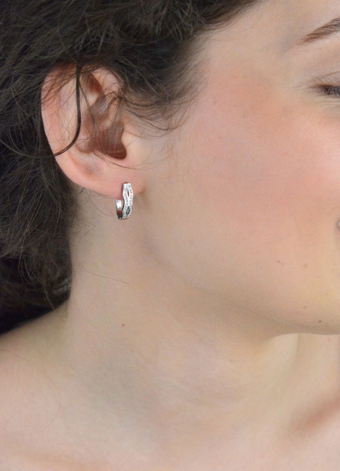 Kolczyki srebrne próba 925 z cyrkoniami DIA-KLC-12811-925 Te srebrne kolczyki to połączenie klasyki i subtelnej elegancji.1.jpg