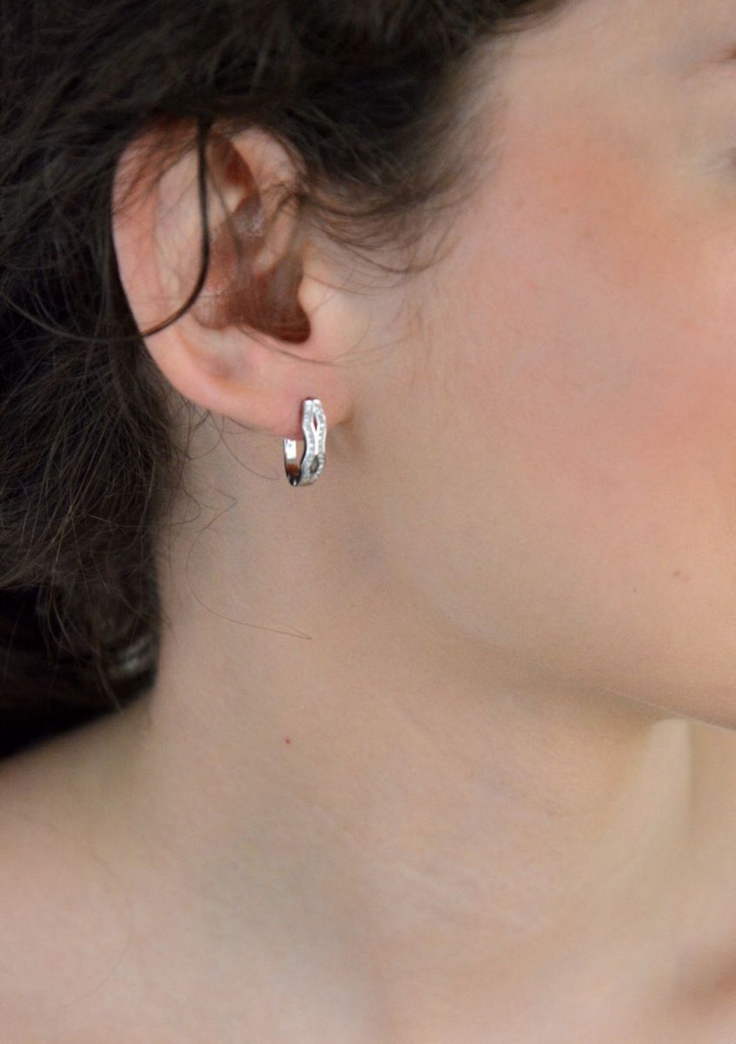 Kolczyki srebrne próba 925 z cyrkoniami DIA-KLC-12811-925 Te srebrne kolczyki to połączenie klasyki i subtelnej elegancji.1.jpg