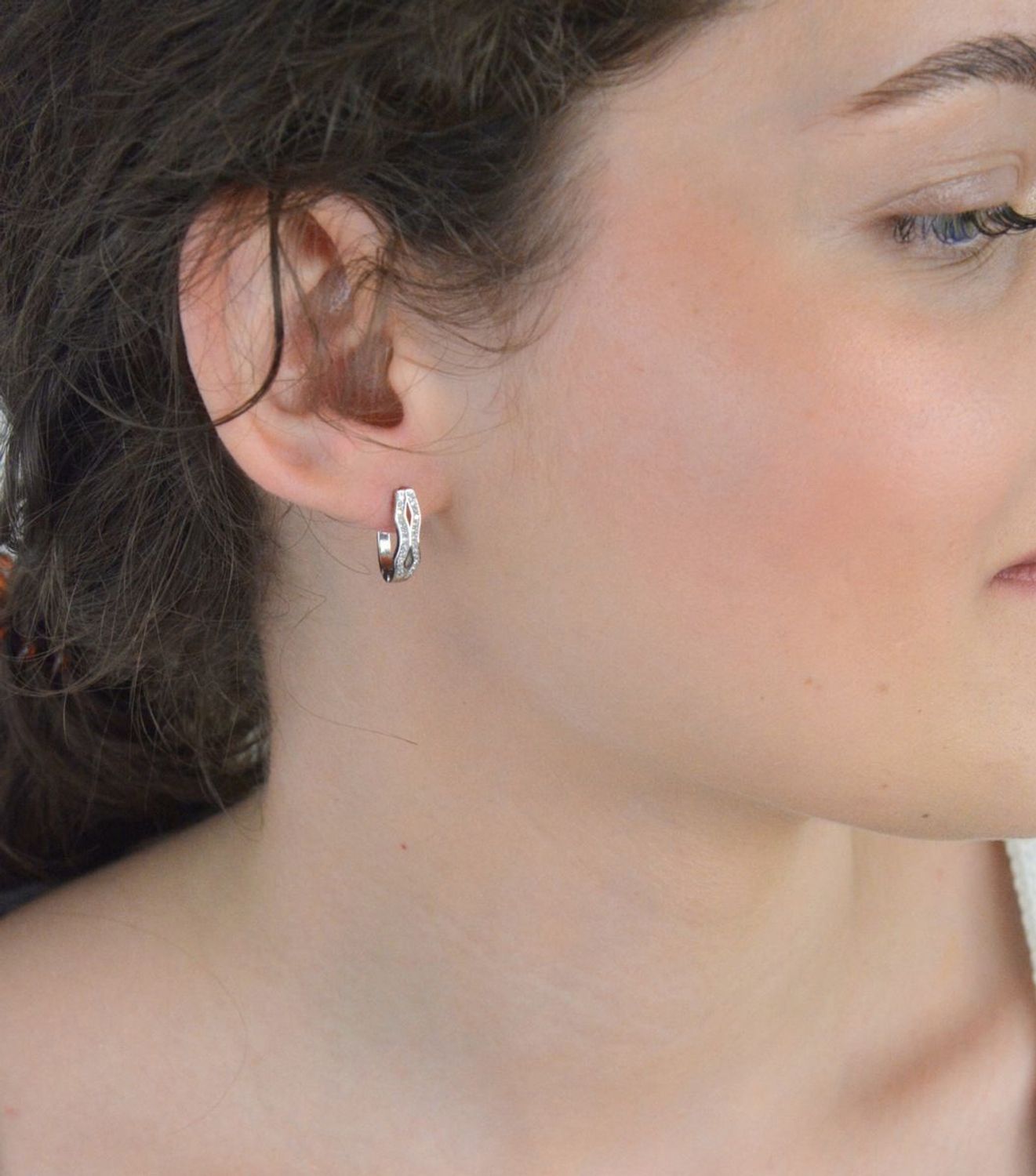 Kolczyki srebrne próba 925 z cyrkoniami DIA-KLC-12811-925 Te srebrne kolczyki to połączenie klasyki i subtelnej elegancji.1.jpg