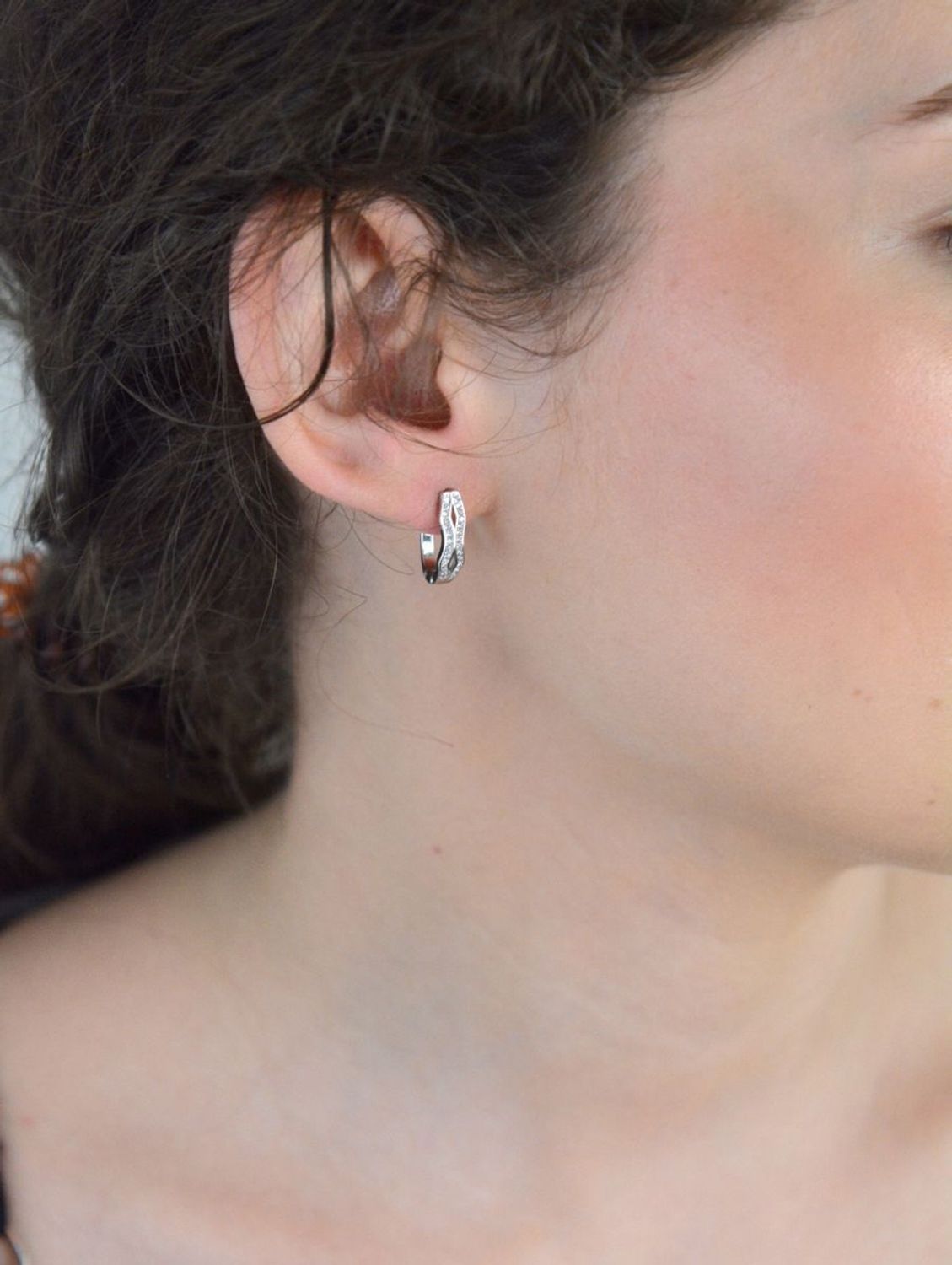 Kolczyki srebrne próba 925 z cyrkoniami DIA-KLC-12811-925 Te srebrne kolczyki to połączenie klasyki i subtelnej elegancji.1.jpg