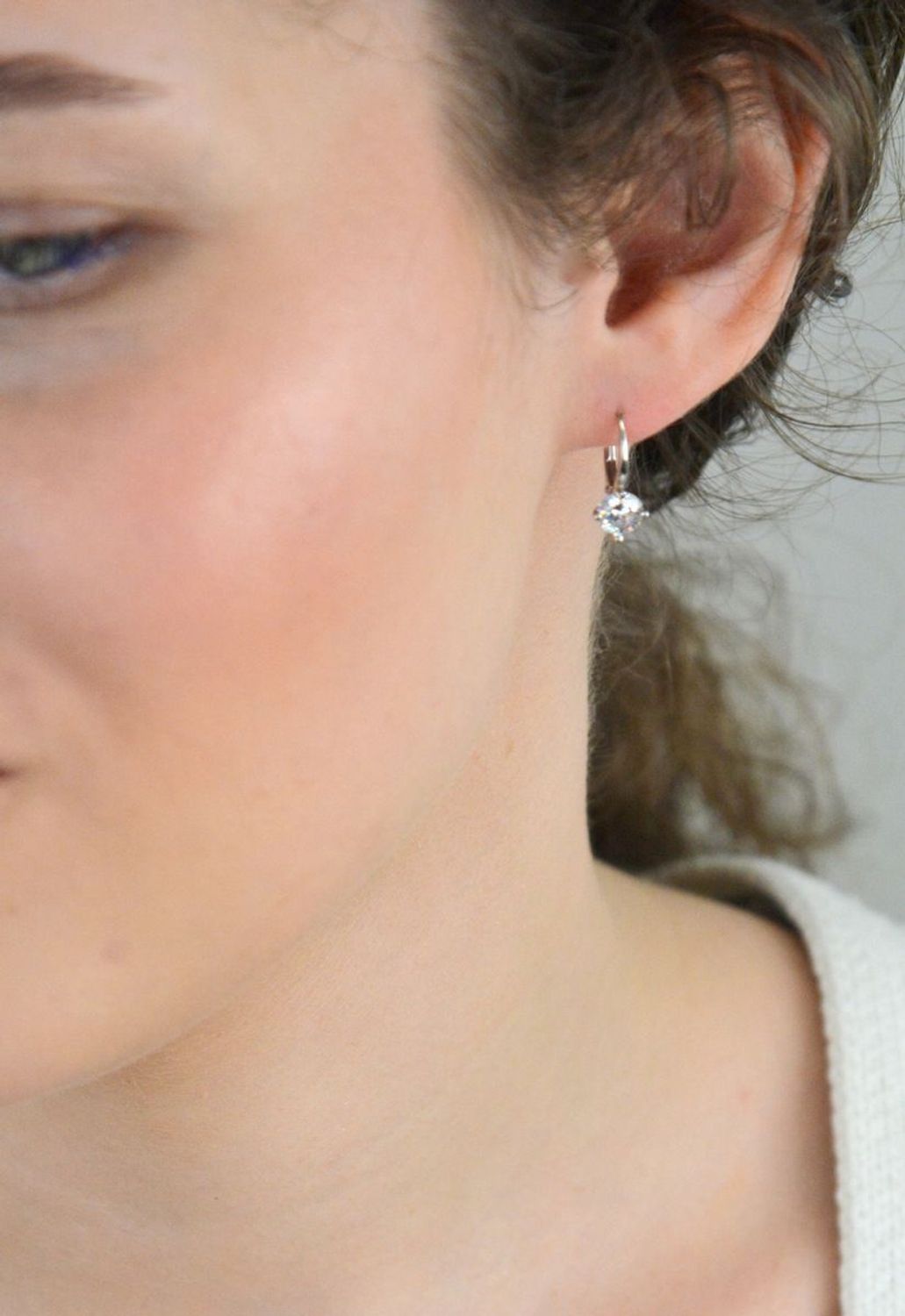 Kolczyki srebrne wiszące z cyrkonią próba 925, DIA-KLC-12814-925 Eleganckie i kobiece kolczyki wykonane ze srebra próby 925, które doskonale łączą klasyczny styl z nutą nowoczesności.1.jpg