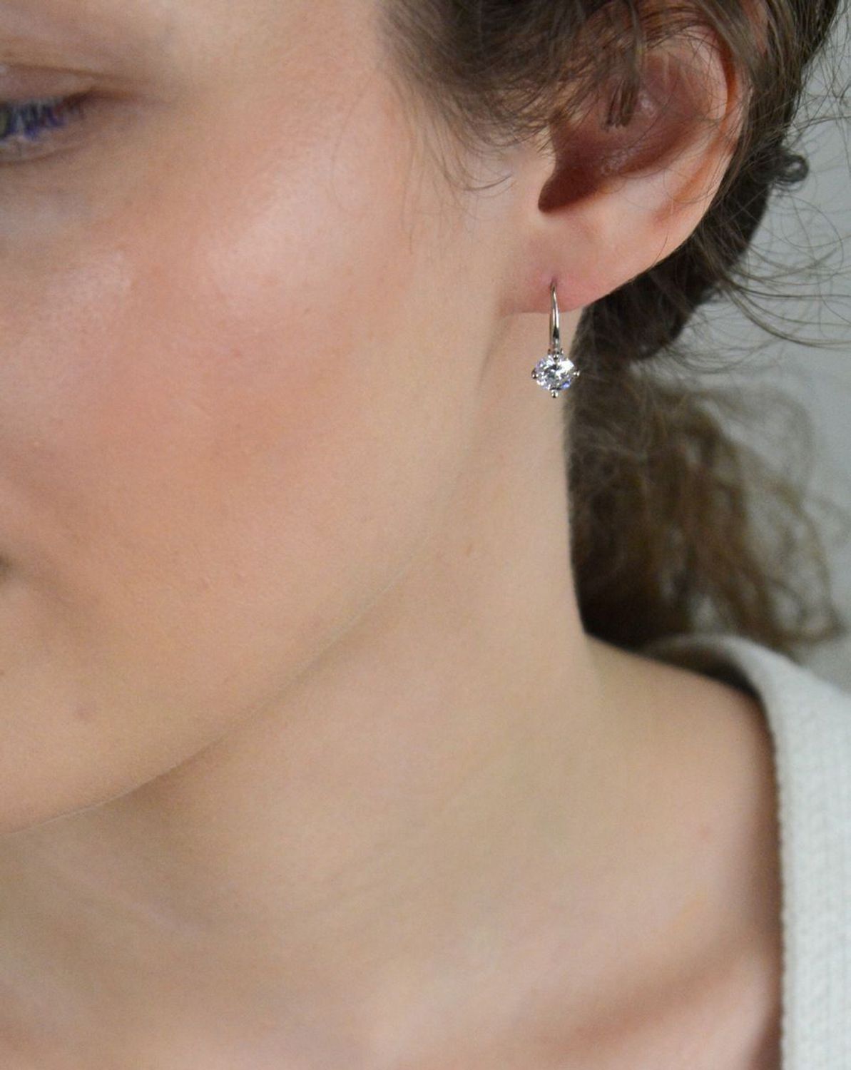 Kolczyki srebrne wiszące z cyrkonią próba 925, DIA-KLC-12814-925 Eleganckie i kobiece kolczyki wykonane ze srebra próby 925, które doskonale łączą klasyczny styl z nutą nowoczesności.1.jpg