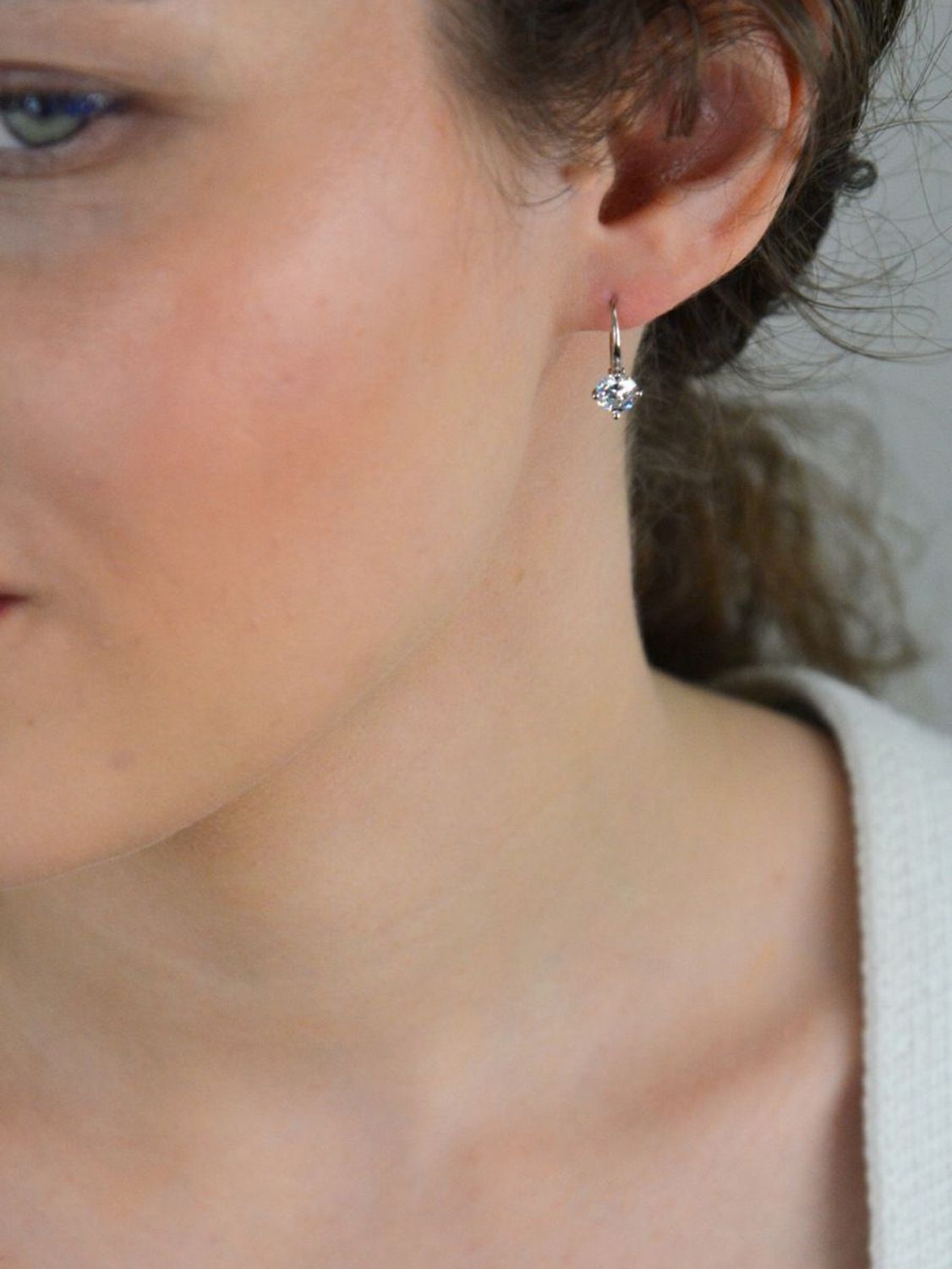 Kolczyki srebrne wiszące z cyrkonią próba 925, DIA-KLC-12814-925 Eleganckie i kobiece kolczyki wykonane ze srebra próby 925, które doskonale łączą klasyczny styl z nutą nowoczesności.1.jpg