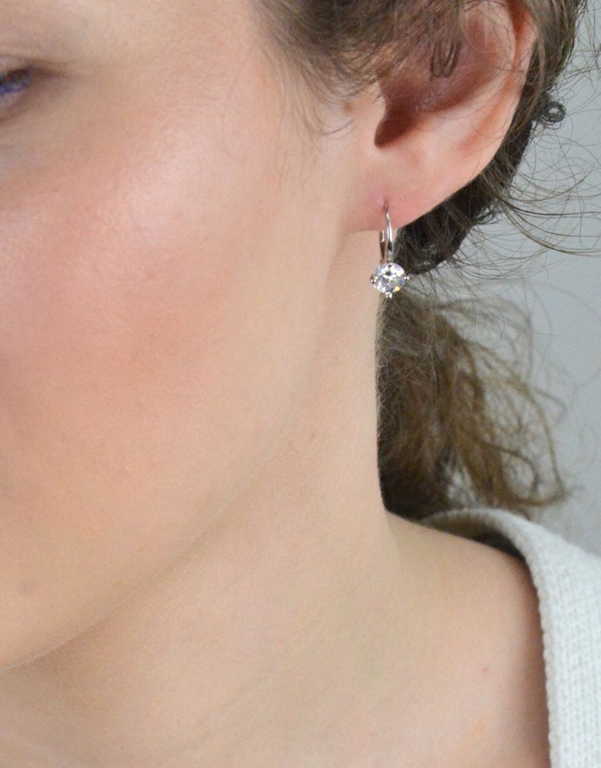 Kolczyki srebrne wiszące z cyrkonią próba 925, DIA-KLC-12814-925 Eleganckie i kobiece kolczyki wykonane ze srebra próby 925, które doskonale łączą klasyczny styl z nutą nowoczesności.1.jpg