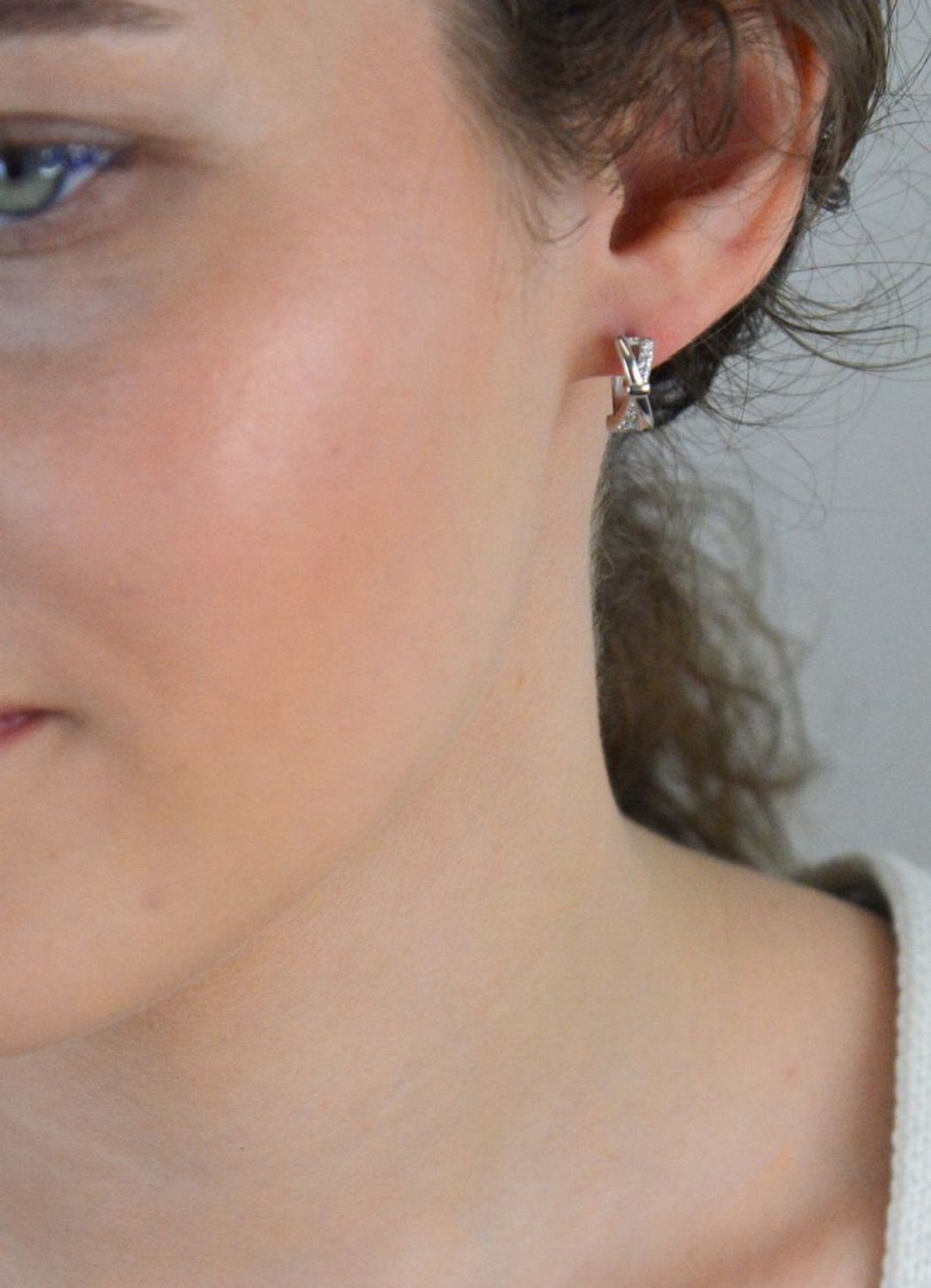 Kolczyki srebrne zapięcie angielskie w cyrkonie próba 925, DIA-KLC-12816-925 Te eleganckie srebrne kolczyki to klasyka, która nigdy nie wychodzi z mody.1.jpg