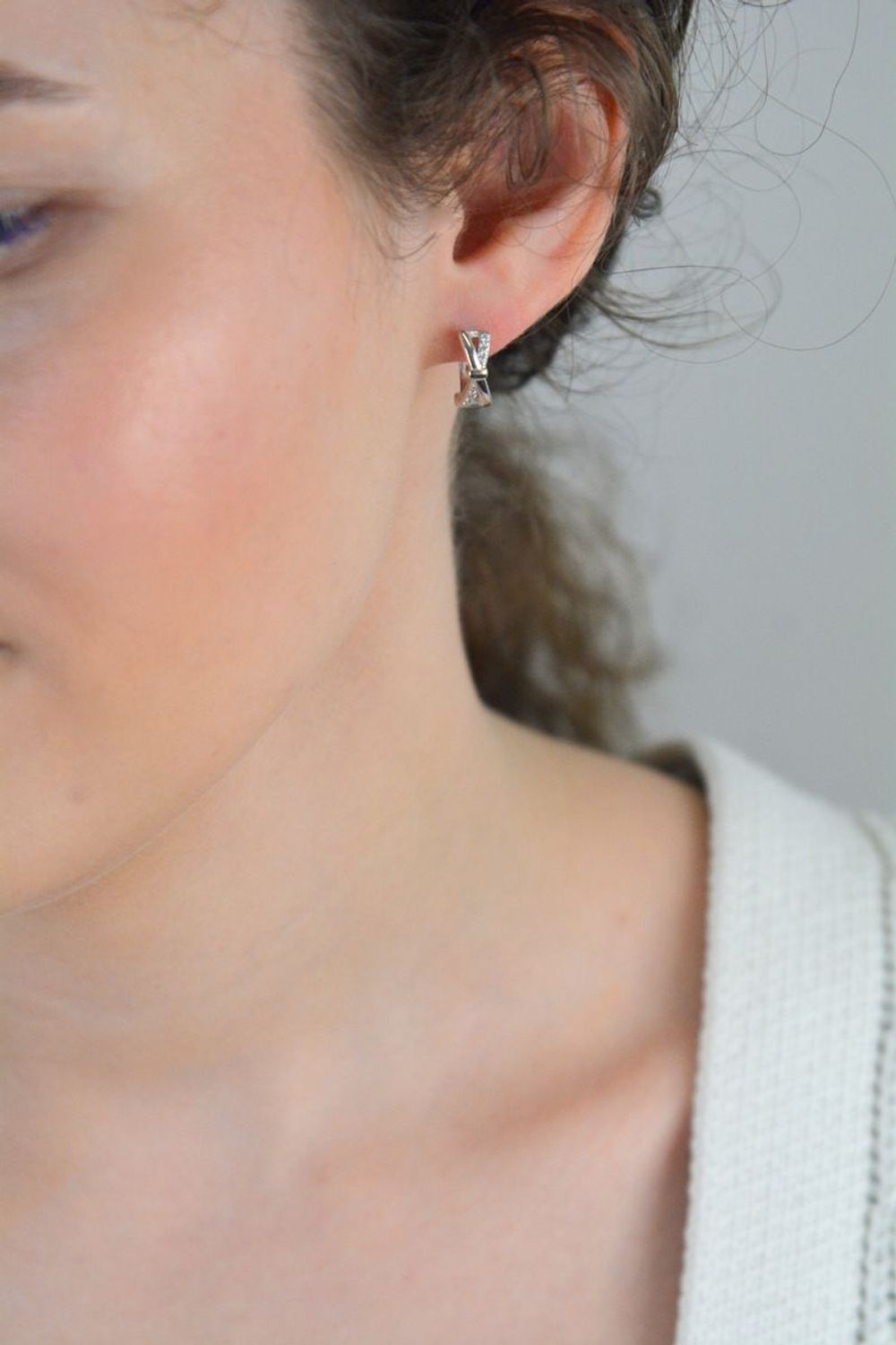 Kolczyki srebrne zapięcie angielskie w cyrkonie próba 925, DIA-KLC-12816-925 Te eleganckie srebrne kolczyki to klasyka, która nigdy nie wychodzi z mody.1.jpg