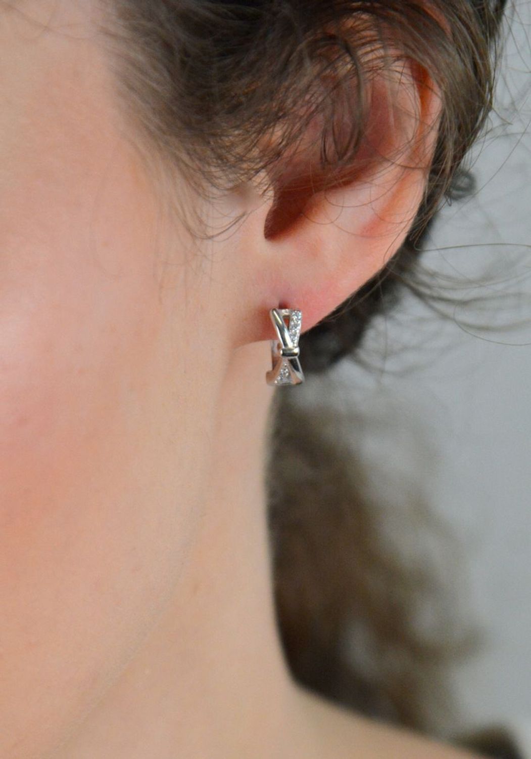 Kolczyki srebrne zapięcie angielskie w cyrkonie próba 925, DIA-KLC-12816-925 Te eleganckie srebrne kolczyki to klasyka, która nigdy nie wychodzi z mody.1.jpg