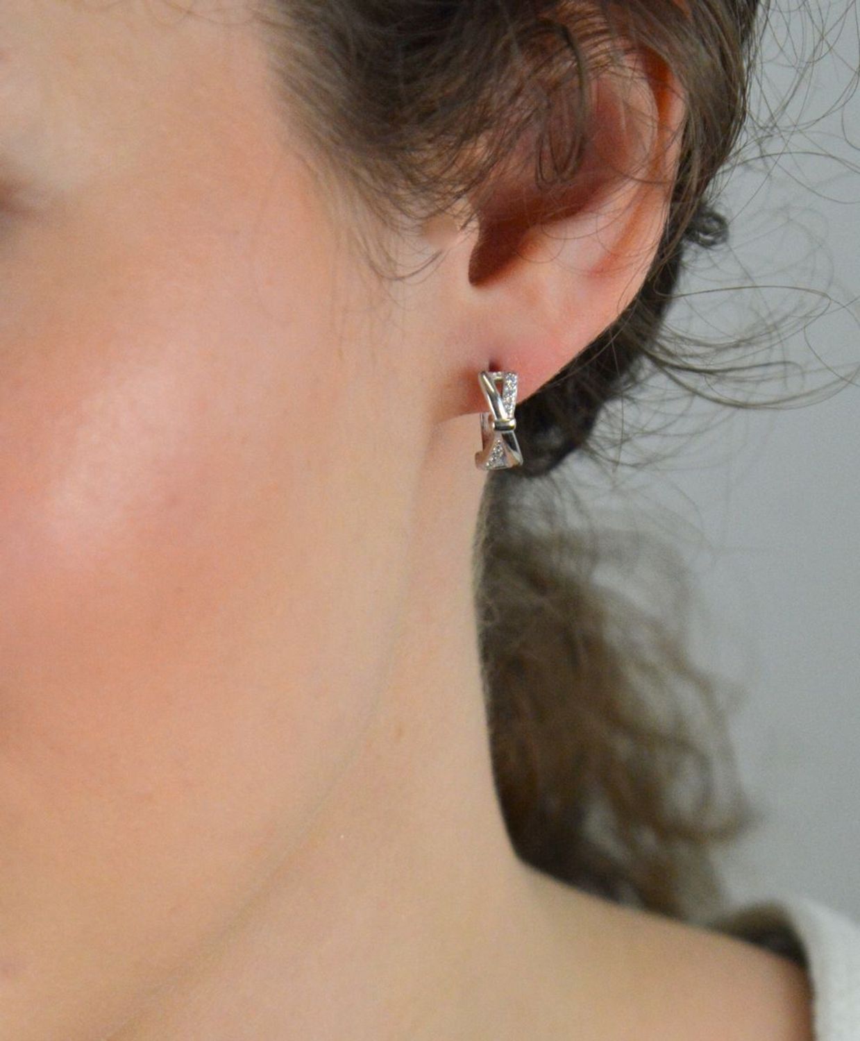 Kolczyki srebrne zapięcie angielskie w cyrkonie próba 925, DIA-KLC-12816-925 Te eleganckie srebrne kolczyki to klasyka, która nigdy nie wychodzi z mody.1.jpg