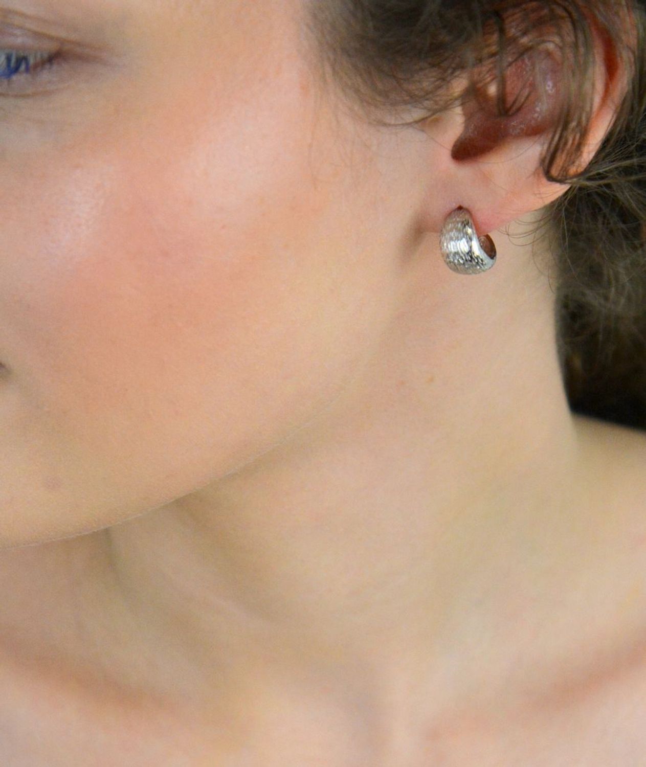 Kolczyki srebrne kółeczka grawerowane na sztyft próba 925, DIA-KLC-12819-925 Stylowe i eleganckie kolczyki wykonane z wysokiej jakości srebra próby 925. Ich klasyczny 1.jpg