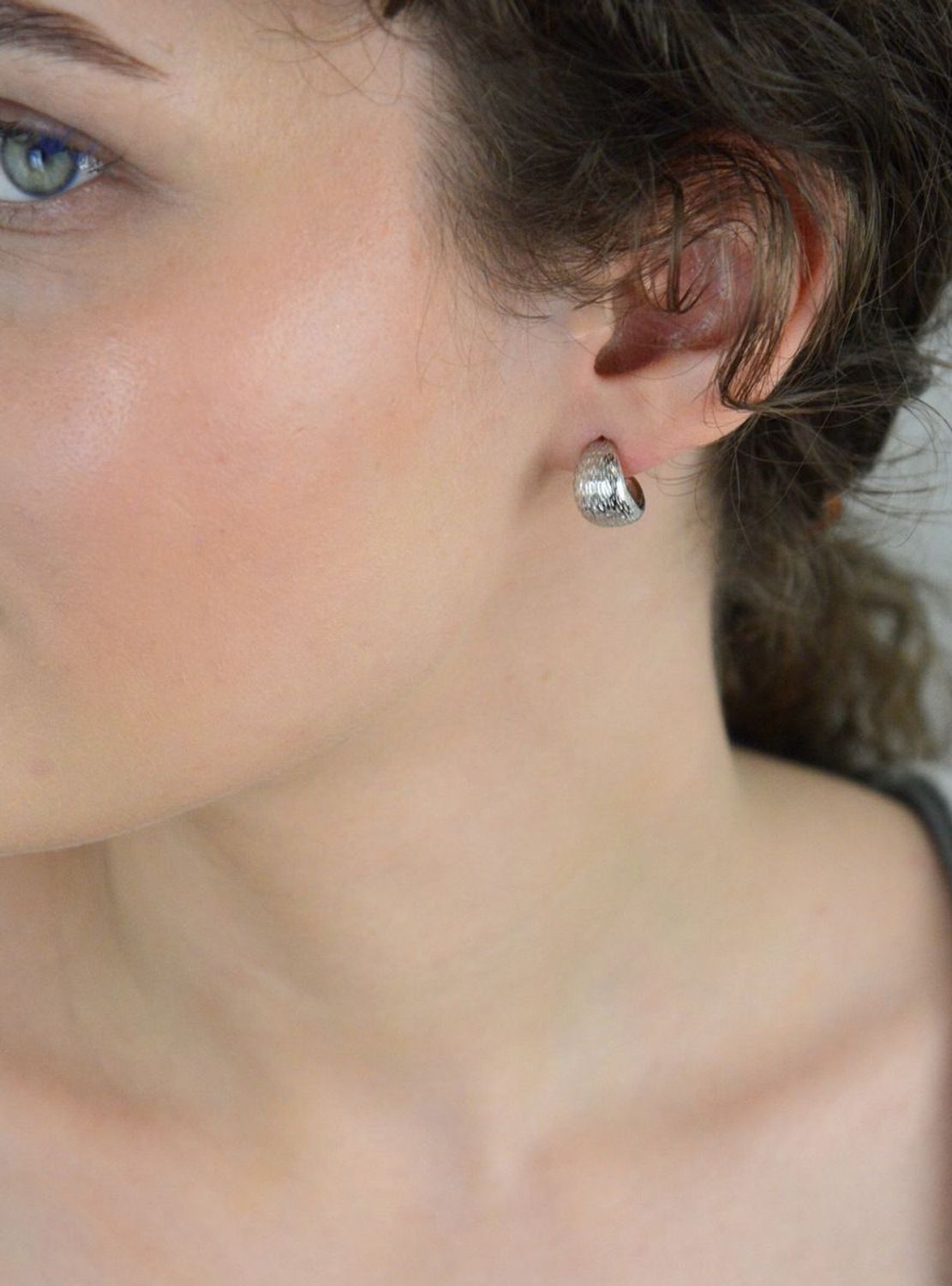 Kolczyki srebrne kółeczka grawerowane na sztyft próba 925, DIA-KLC-12819-925 Stylowe i eleganckie kolczyki wykonane z wysokiej jakości srebra próby 925. Ich klasyczny 1.jpg