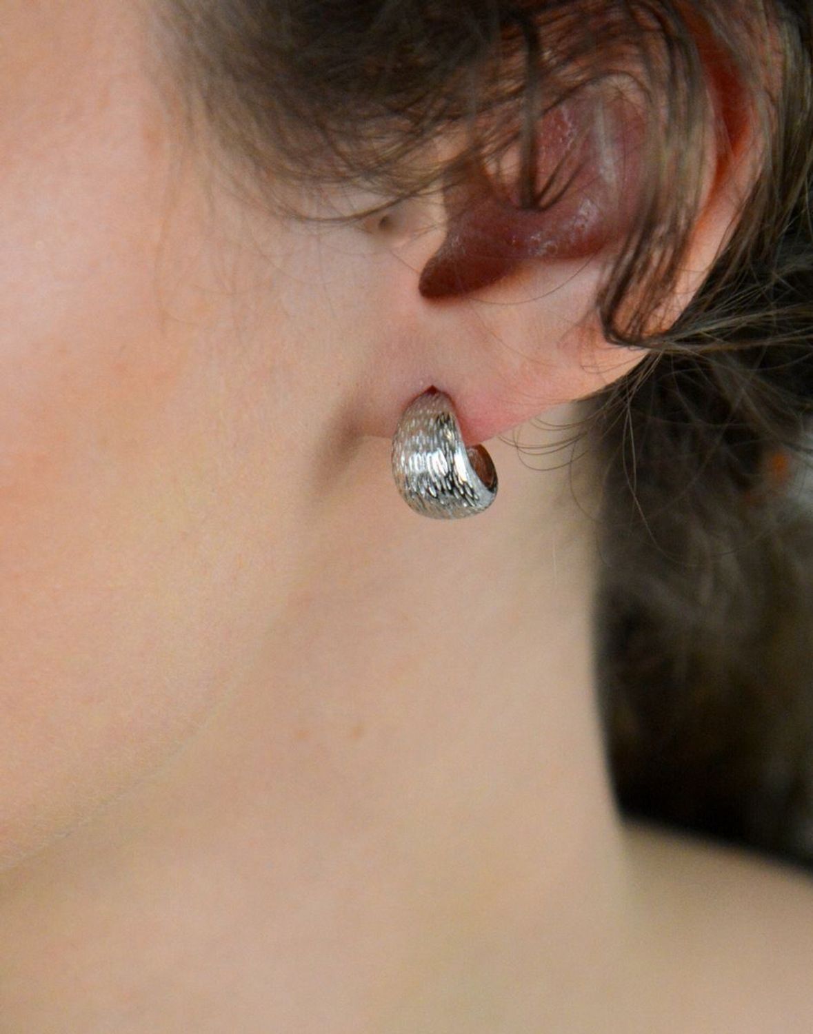 Kolczyki srebrne kółeczka grawerowane na sztyft próba 925, DIA-KLC-12819-925 Stylowe i eleganckie kolczyki wykonane z wysokiej jakości srebra próby 925. Ich klasyczny 1.jpg