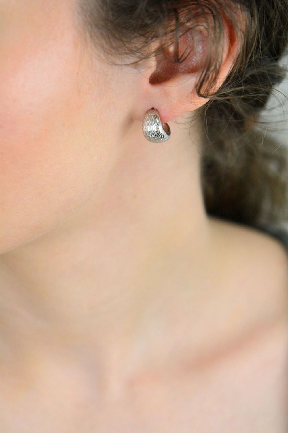 Kolczyki srebrne kółeczka grawerowane na sztyft próba 925, DIA-KLC-12819-925 Stylowe i eleganckie kolczyki wykonane z wysokiej jakości srebra próby 925. Ich klasyczny 1.jpg