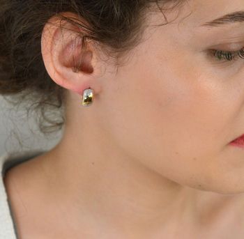 Kolczyki złote zap.ang. zdobione białym złotem pr 585, DIA-KLC-1282-585 Złote kolczyki zdobione białym złotem – elegancja w każdym detalu. Wyjątkowe kolczyki wykonane z wysokiej jakości złota (1).JPG