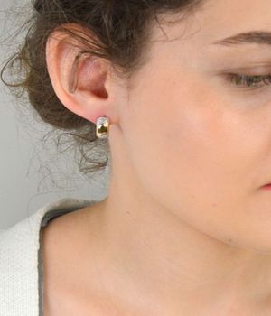 Kolczyki złote zap.ang. zdobione białym złotem pr 585, DIA-KLC-1282-585 Złote kolczyki zdobione białym złotem – elegancja w każdym detalu. Wyjątkowe kolczyki wykonane z wysokiej jakości złota (3).JPG