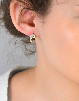 Kolczyki złote zap.ang. zdobione białym złotem pr 585, DIA-KLC-1282-585 Złote kolczyki zdobione białym złotem – elegancja w każdym detalu. Wyjątkowe kolczyki wykonane z wysokiej jakości złota (4).JPG
