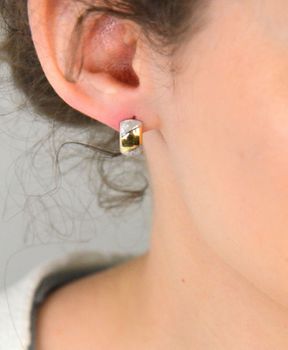 Kolczyki złote zap.ang. zdobione białym złotem pr 585, DIA-KLC-1282-585 Złote kolczyki zdobione białym złotem – elegancja w każdym detalu. Wyjątkowe kolczyki wykonane z wysokiej jakości złota (5).JPG