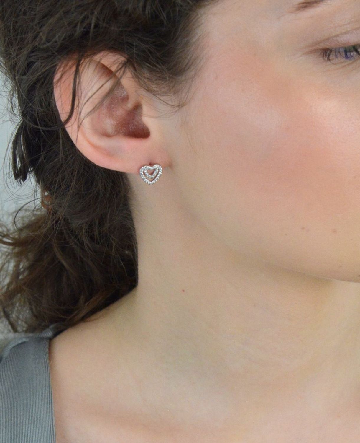 Kolczyki srebrne serduszka w cyrkonie próba 925, DIA-KLC-12820-925 Subtelne, romantyczne i pełne blasku – srebrne kolczyki w kształcie serduszek to klasyka, która nigdy nie wychodzi z 1.jpg