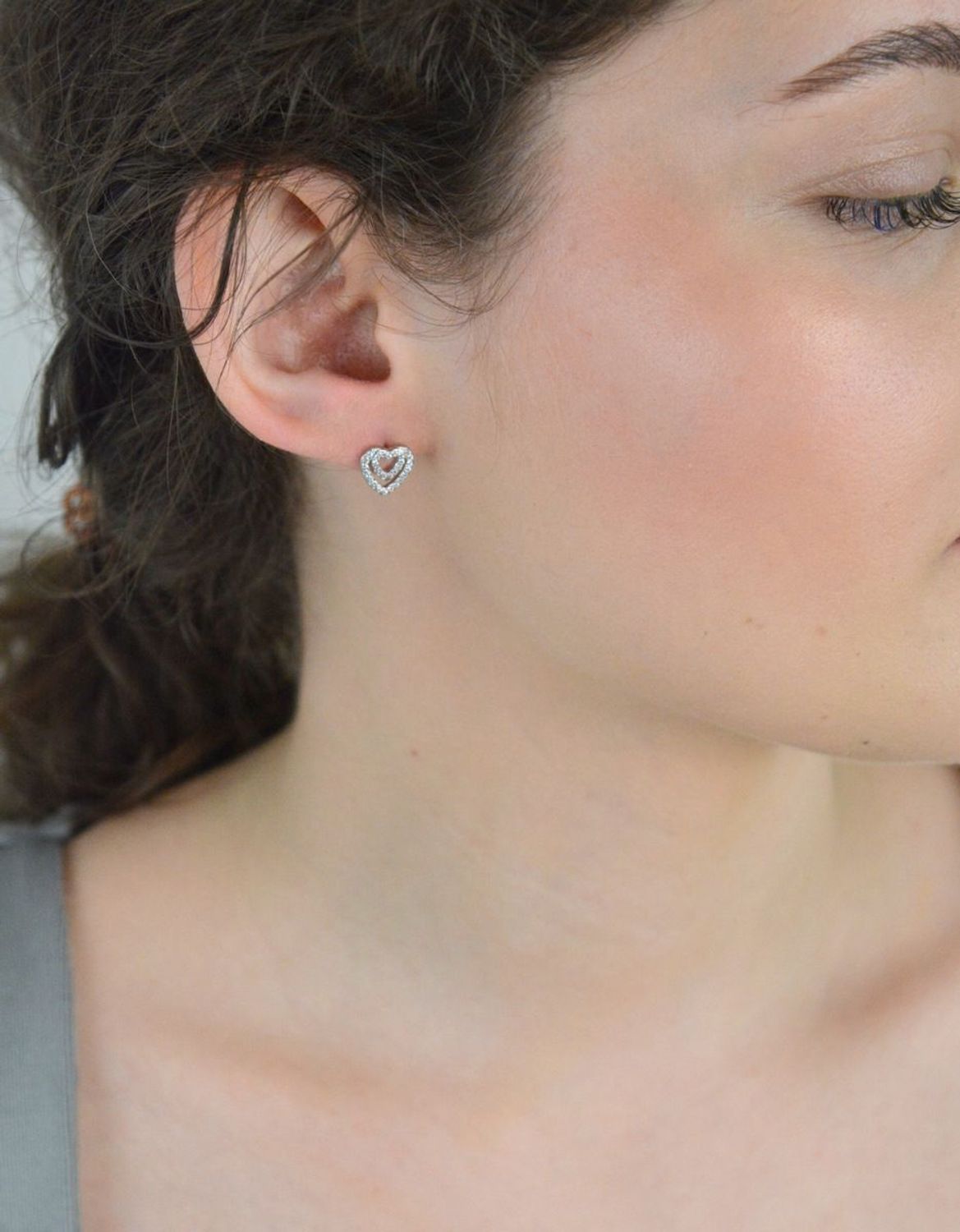 Kolczyki srebrne serduszka w cyrkonie próba 925, DIA-KLC-12820-925 Subtelne, romantyczne i pełne blasku – srebrne kolczyki w kształcie serduszek to klasyka, która nigdy nie wychodzi z 1.jpg