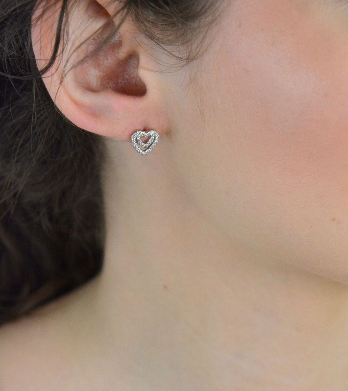 Kolczyki srebrne serduszka w cyrkonie próba 925, DIA-KLC-12820-925 Subtelne, romantyczne i pełne blasku – srebrne kolczyki w kształcie serduszek to klasyka, która nigdy nie wychodzi z 1.jpg