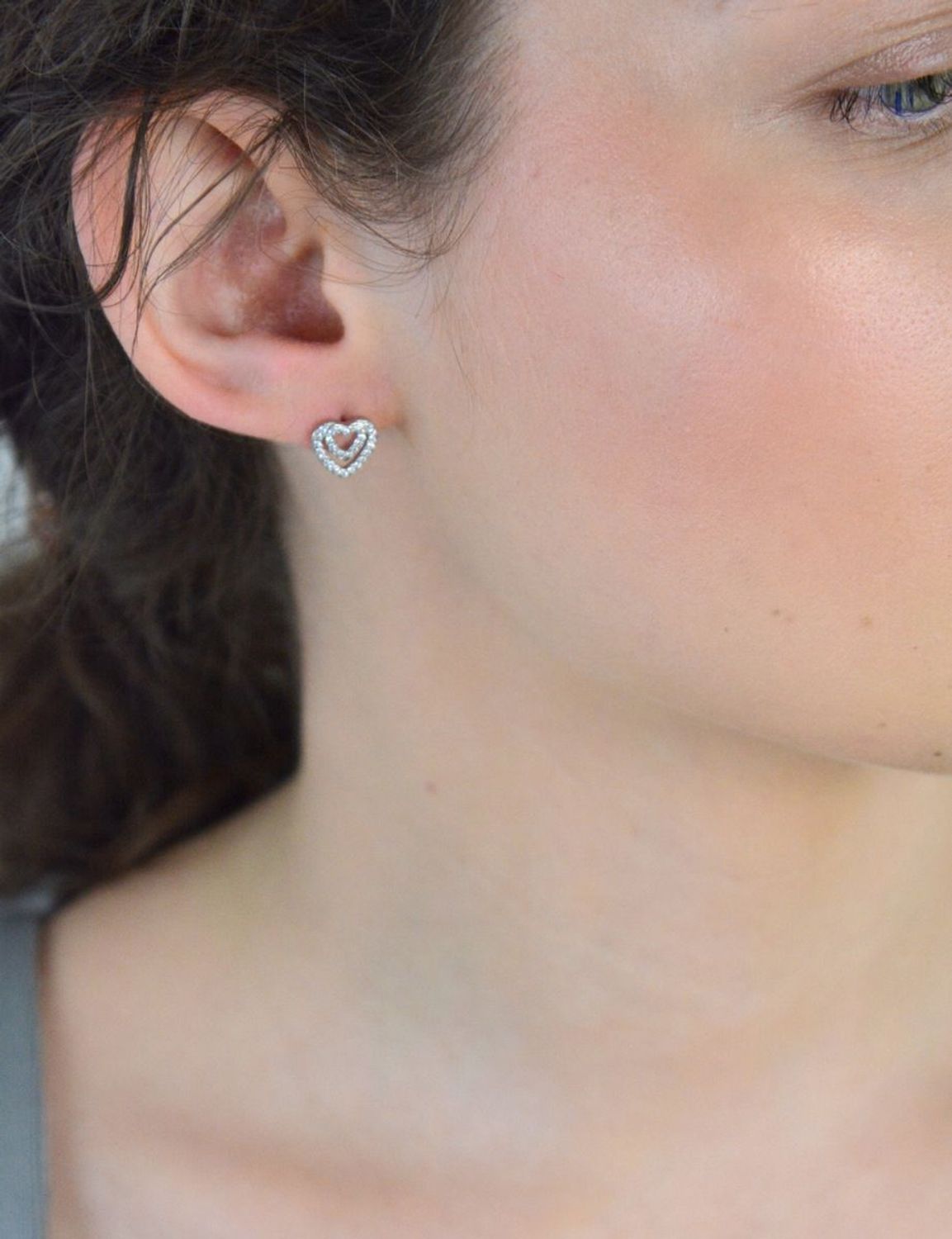 Kolczyki srebrne serduszka w cyrkonie próba 925, DIA-KLC-12820-925 Subtelne, romantyczne i pełne blasku – srebrne kolczyki w kształcie serduszek to klasyka, która nigdy nie wychodzi z 1.jpg
