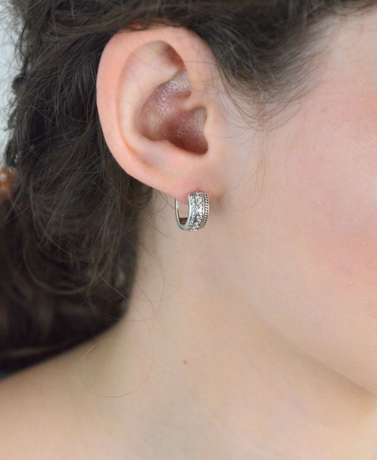 Kolczyki koła z cyrkoniami pr 925, DIA-KLC-12834-925 Kolczyki koła srebrne z cyrkoniami 925. Kolczyki srebrne ozdobione delikatnym wzorkiem. Takie kolczyki idealnie komponują się z blaskiem 1.jpg