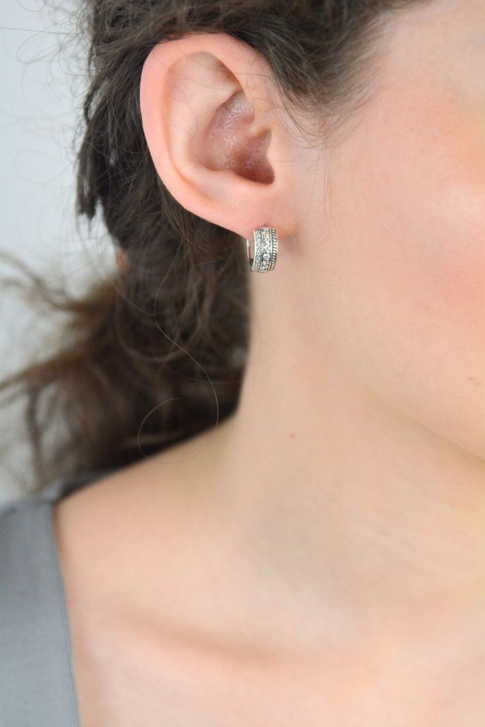 Kolczyki koła z cyrkoniami pr 925, DIA-KLC-12834-925 Kolczyki koła srebrne z cyrkoniami 925. Kolczyki srebrne ozdobione delikatnym wzorkiem. Takie kolczyki idealnie komponują się z blaskiem 1.jpg