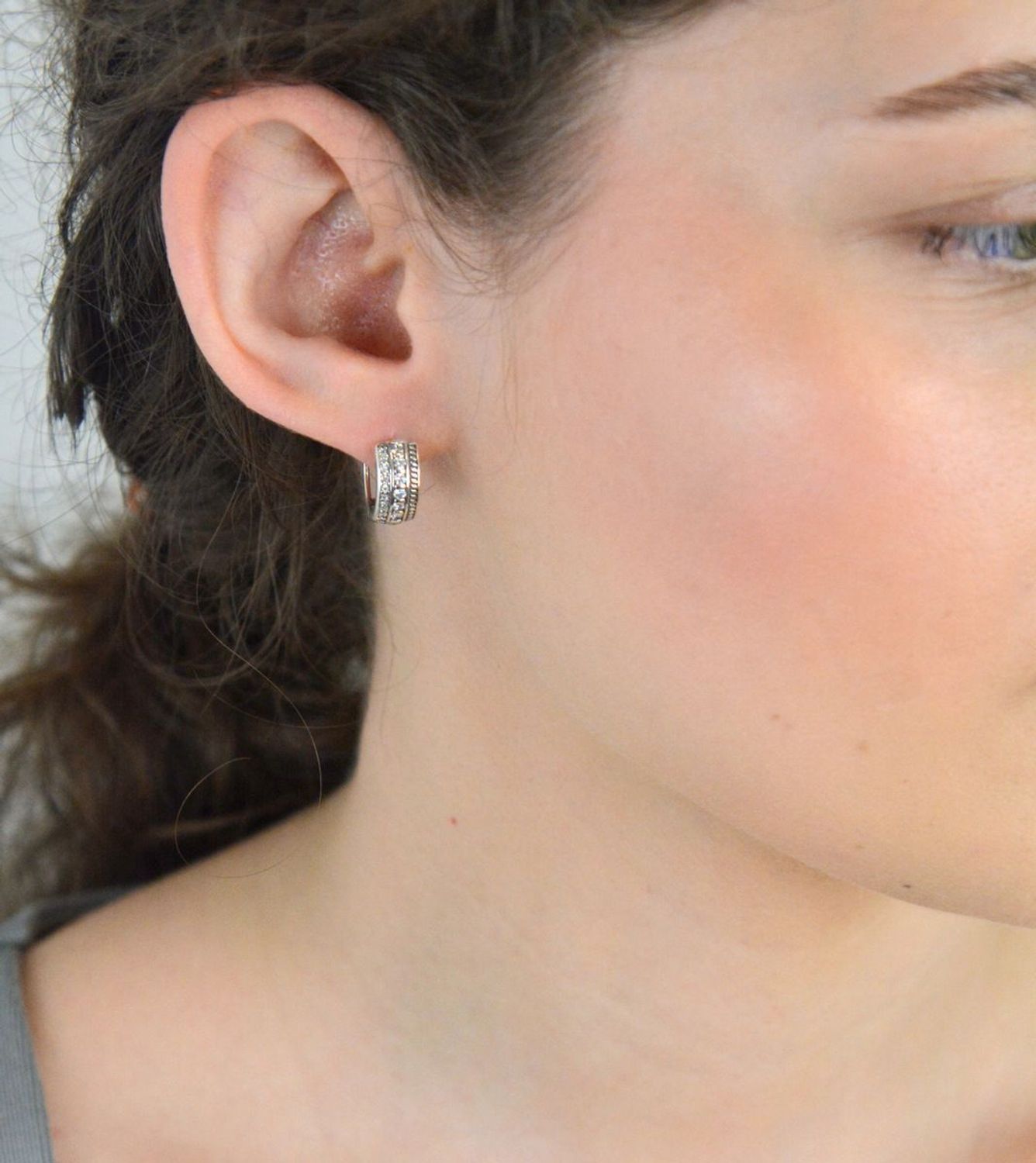 Kolczyki koła z cyrkoniami pr 925, DIA-KLC-12834-925 Kolczyki koła srebrne z cyrkoniami 925. Kolczyki srebrne ozdobione delikatnym wzorkiem. Takie kolczyki idealnie komponują się z blaskiem 1.jpg