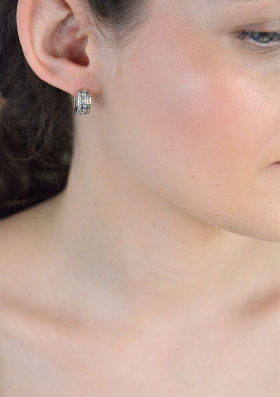 Kolczyki koła z cyrkoniami pr 925, DIA-KLC-12834-925 Kolczyki koła srebrne z cyrkoniami 925. Kolczyki srebrne ozdobione delikatnym wzorkiem. Takie kolczyki idealnie komponują się z blaskiem 1.jpg